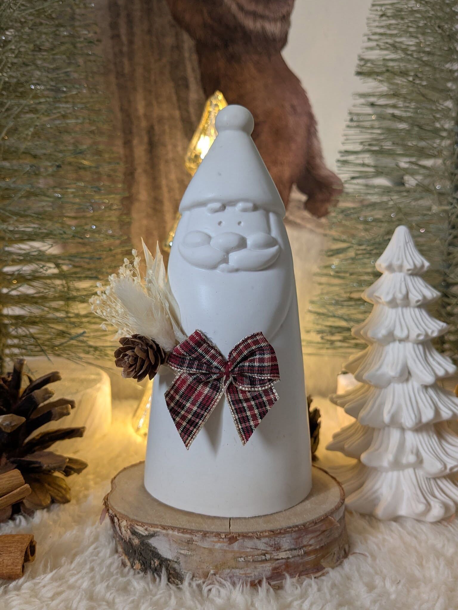 Babbo Natale in Jesmonite accompagnato dai suoi fiori secchi.