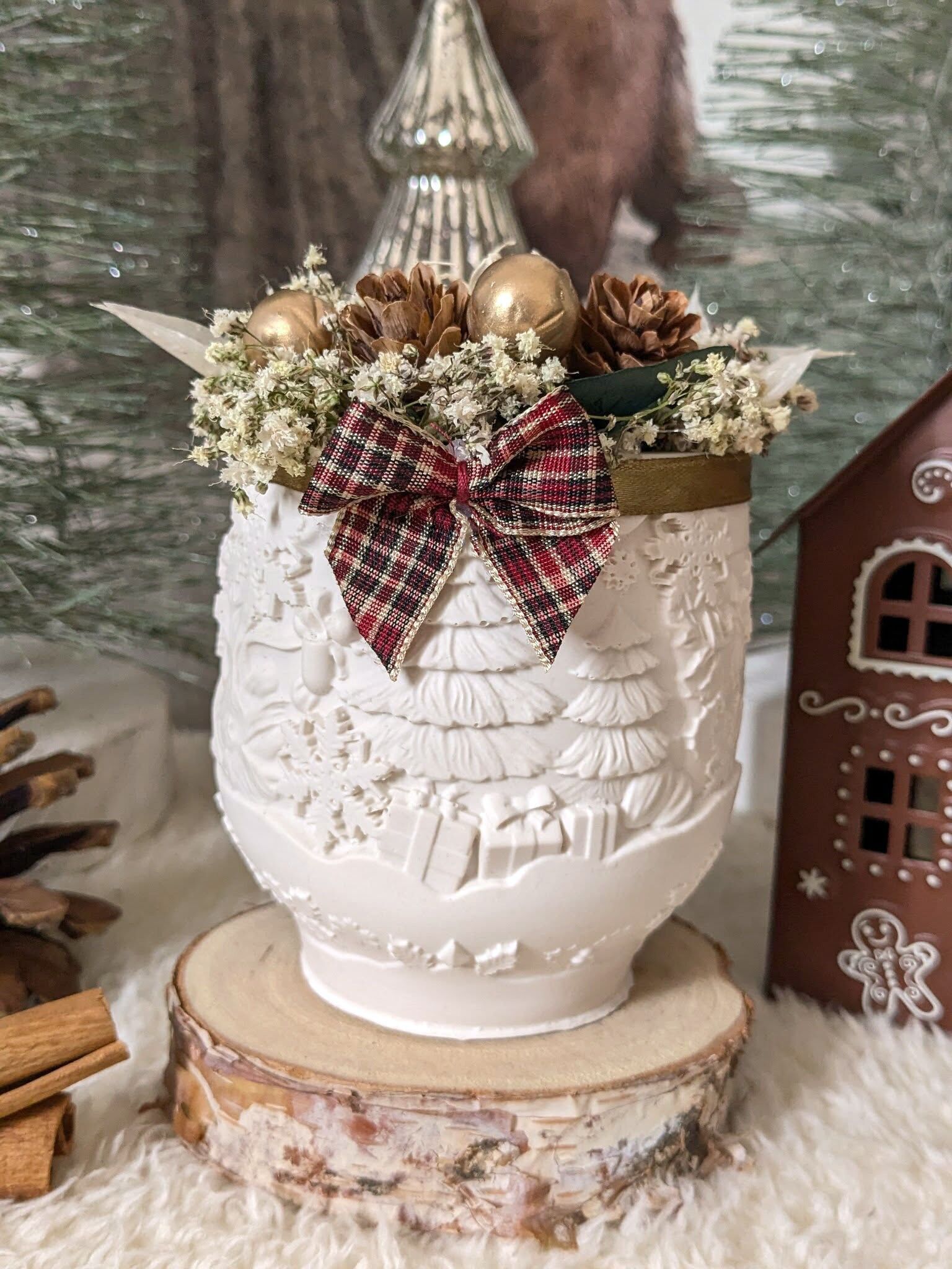 Vaso natalizio decorativo in jesmonite decorato con fiori secchi.