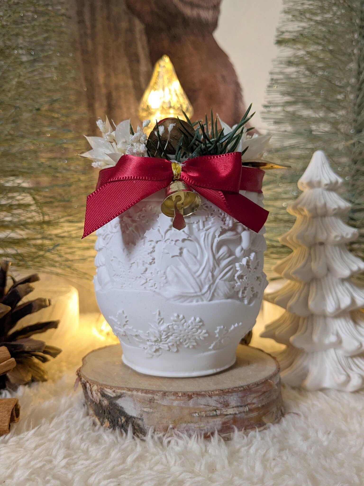 Vaso natalizio decorativo in jesmonite decorato con fiori secchi.