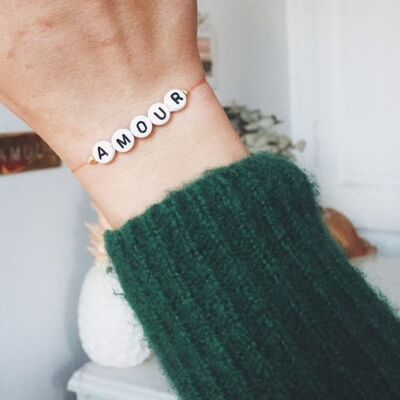 Armband mit runden Buchstaben