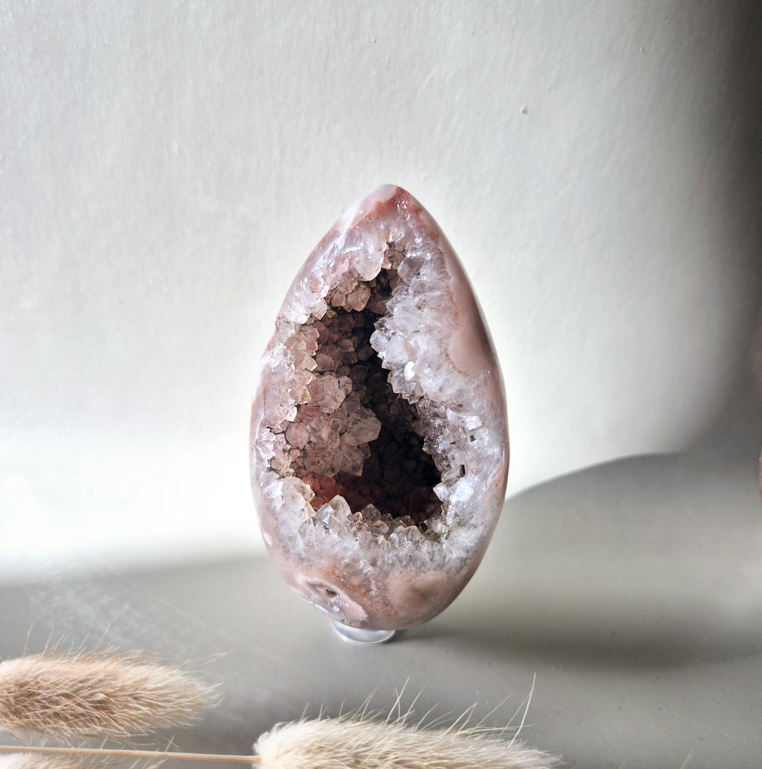 Edelstein-Ei aus rosa Amethyst mit Druzy (336 Gramm)