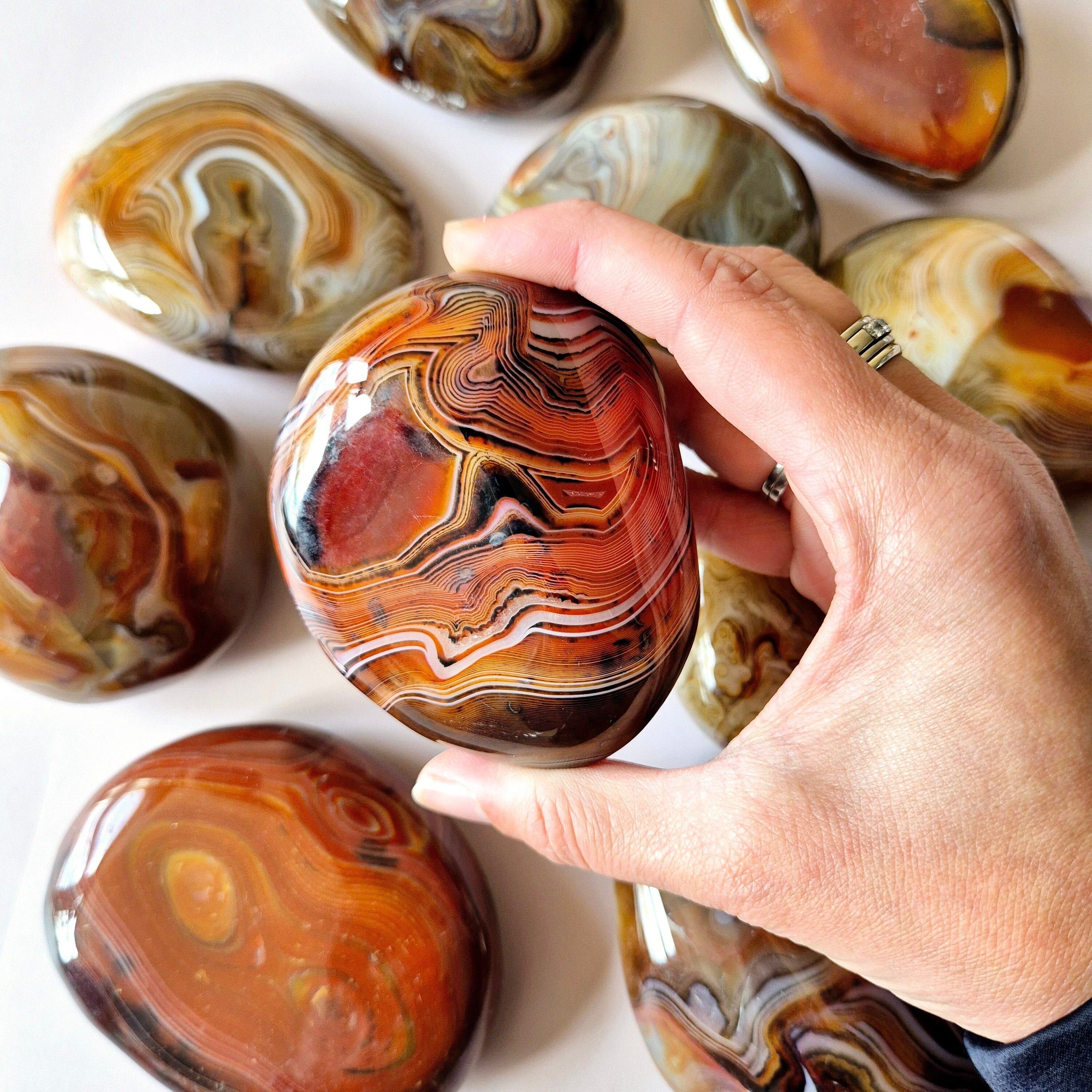 XL Edelstein Sardonyx Handschmeichler – Stärke, Schutz & Stabilität (Handstein, Sorgenstein, spirituelles Geschenk)