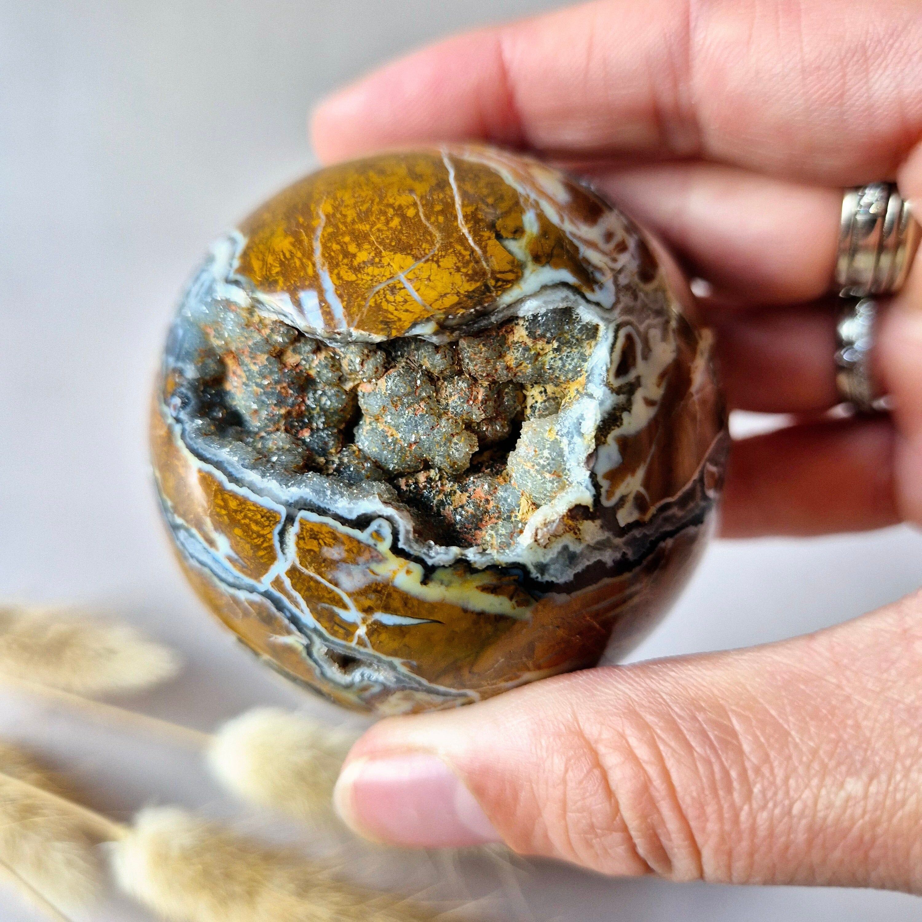 Edelsteinkugel aus Druzy-Achat – Harmonie, Frieden & positive Energie (275 g)