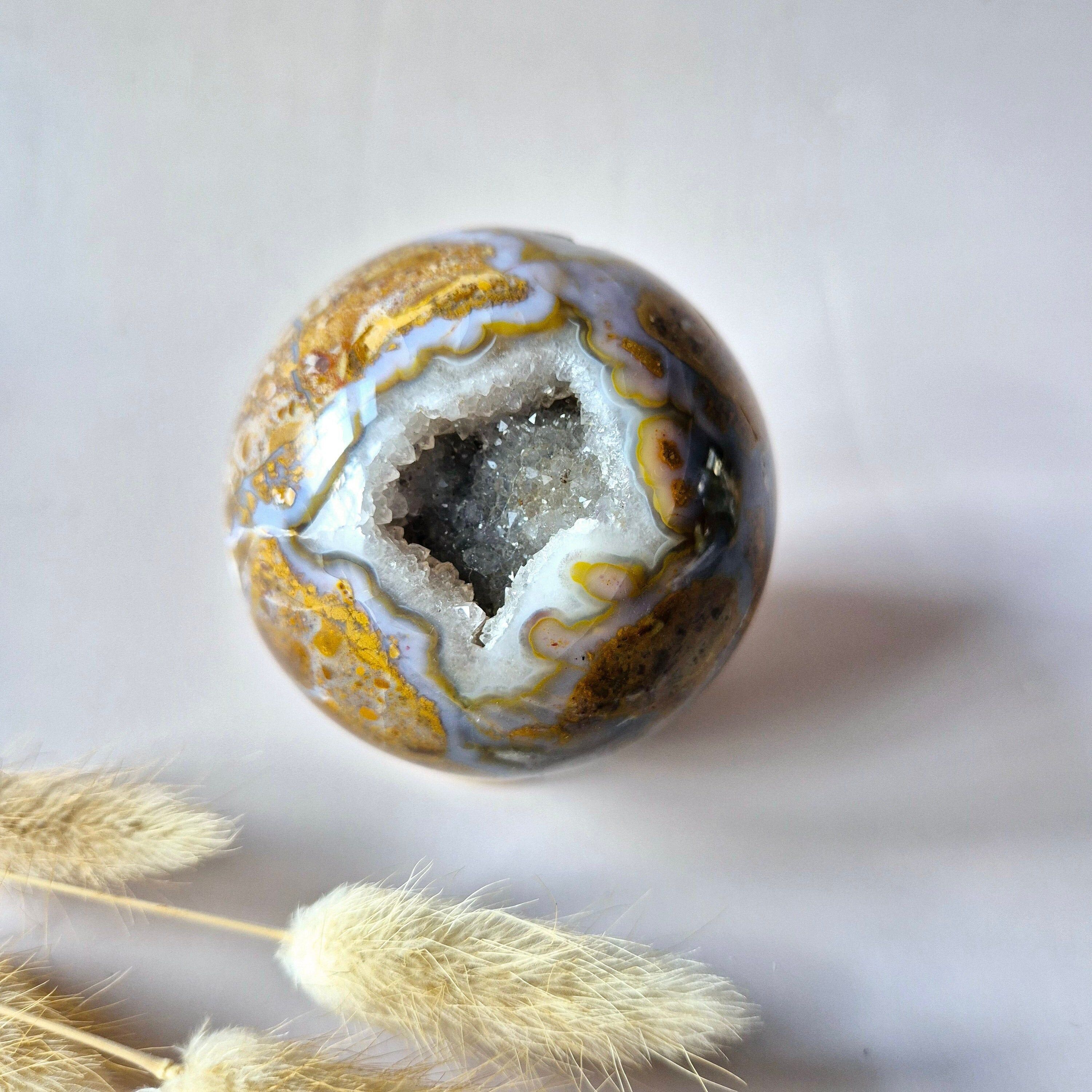 Edelsteinkugel aus Druzy-Achat – Harmonie, Frieden & positive Energie (444 g)