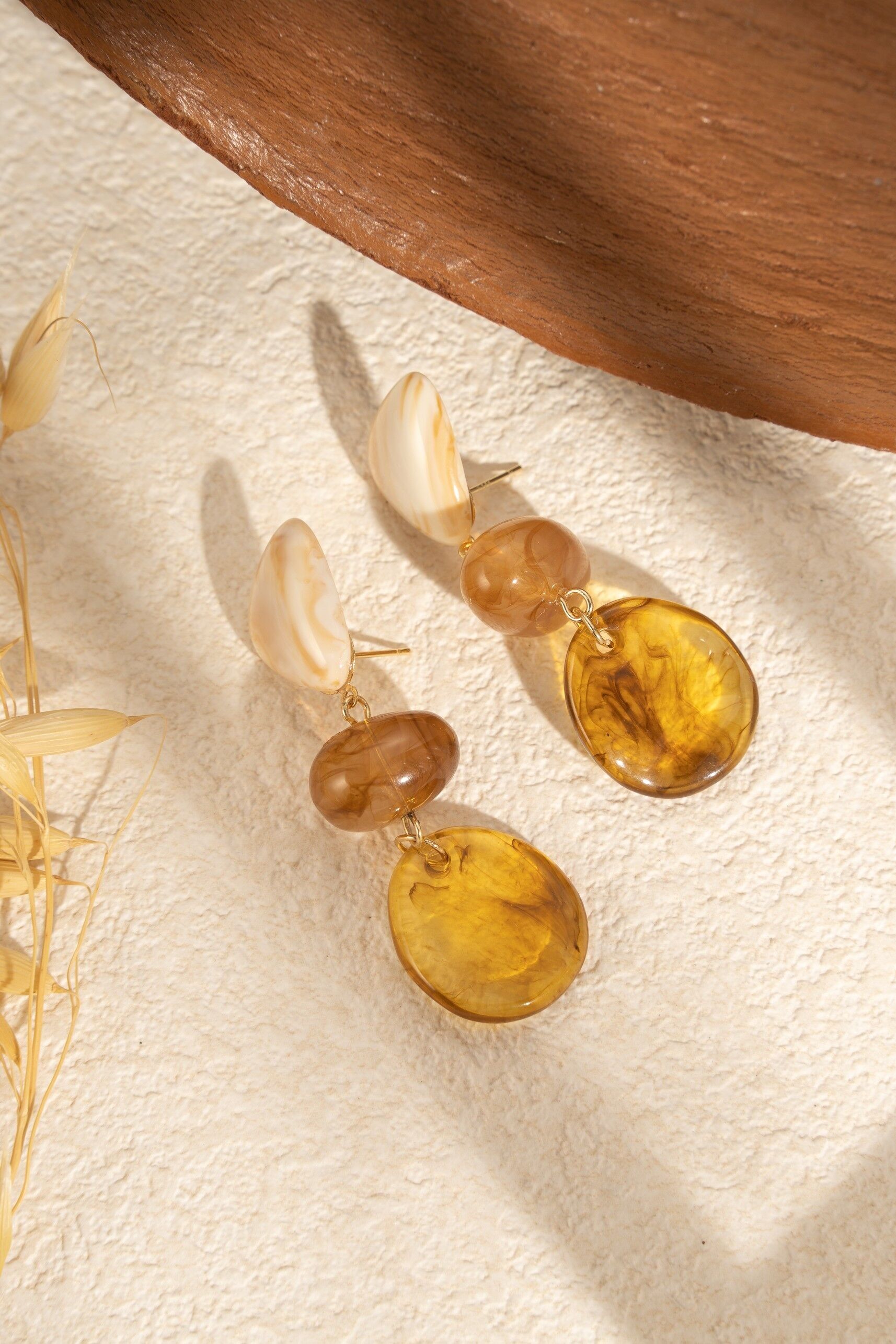 Ohrringe aus marmoriertem Kunstharz mit Edelstahlstiften