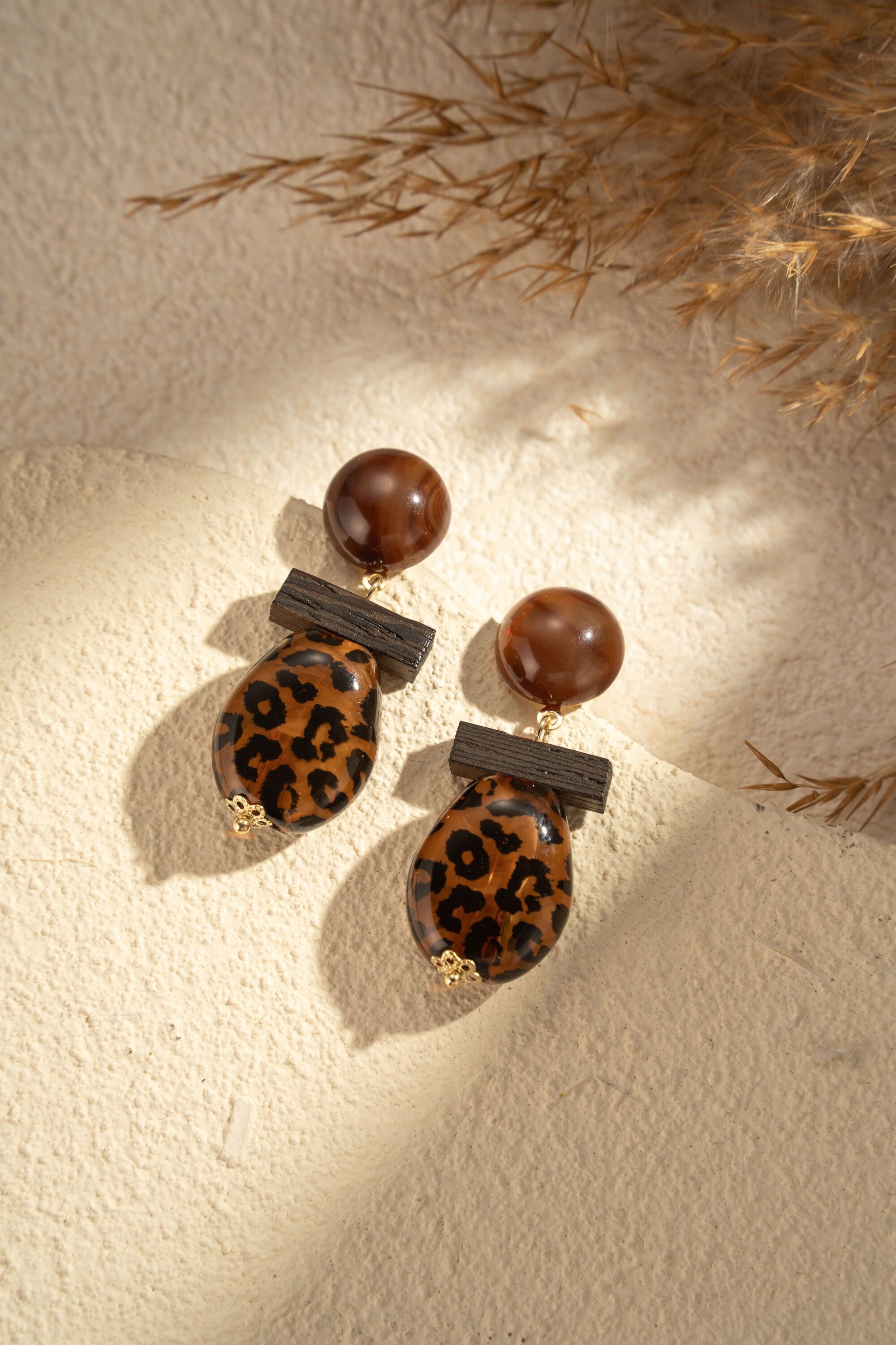 Chic women's dark wood resin leopard print earrings