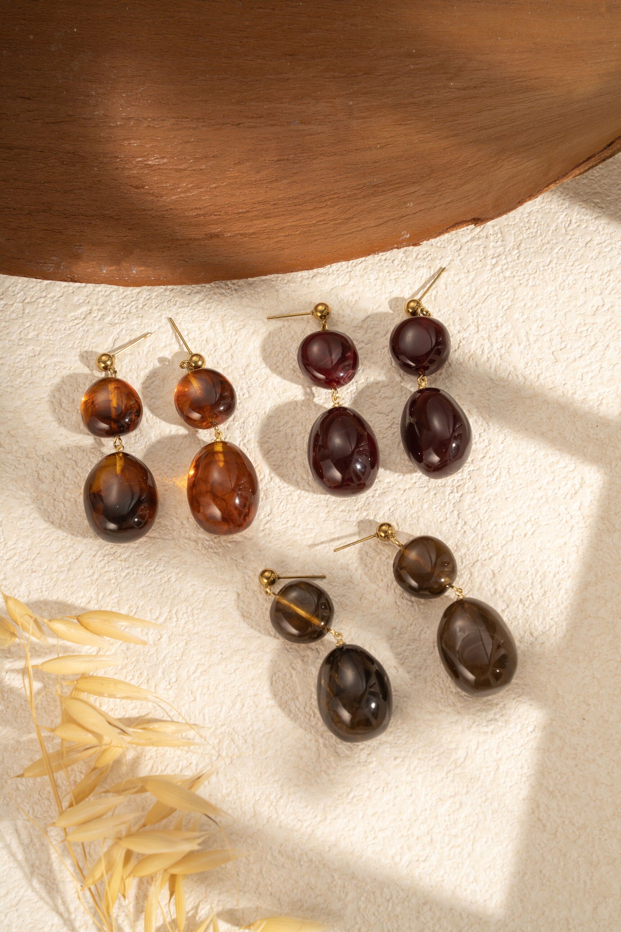 Damenohrringe aus marmoriertem Kunstharz, Schokoladenbraun und Burgunderrot