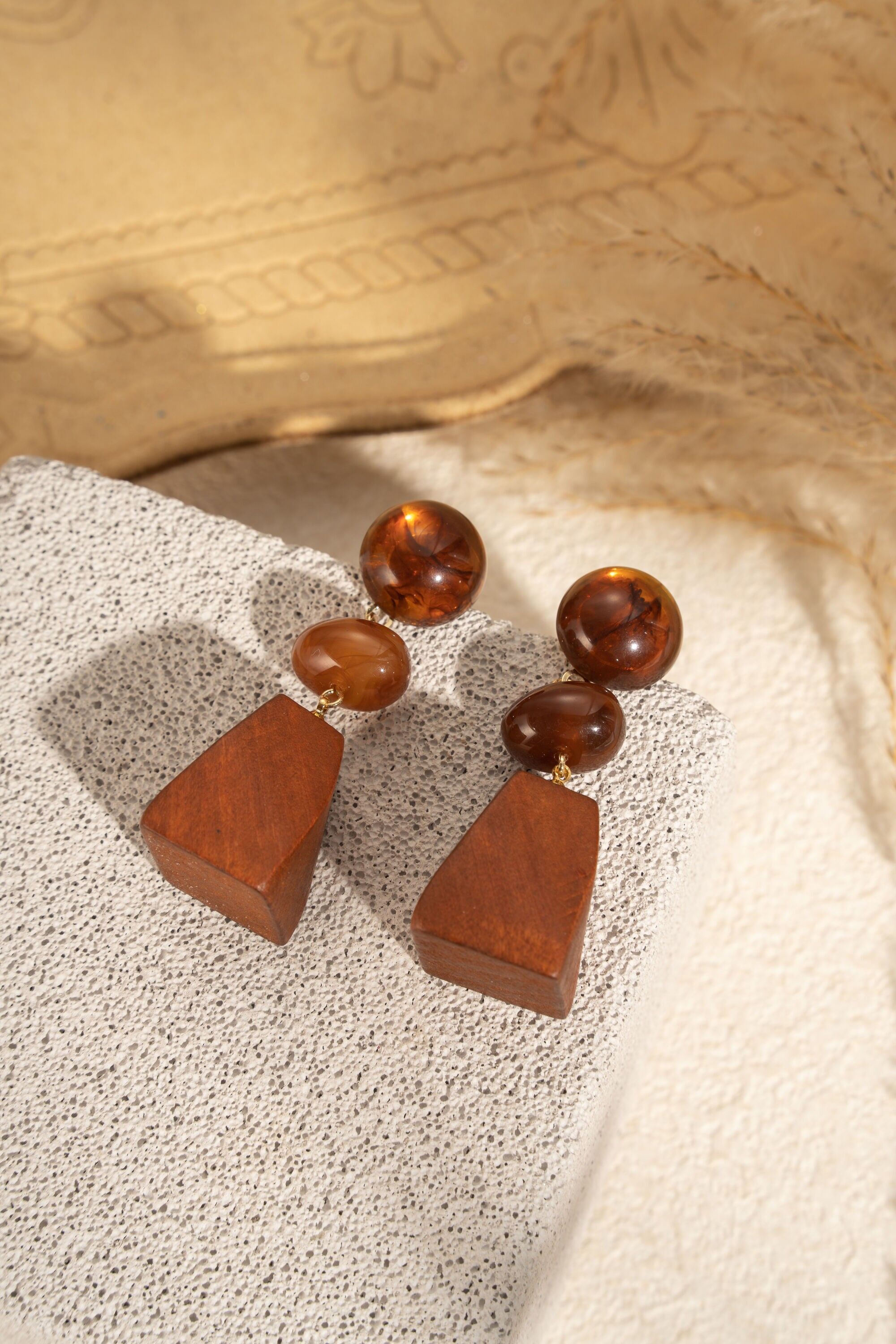 Elegante Ohrringe aus Naturholz, Harz und Edelstahl