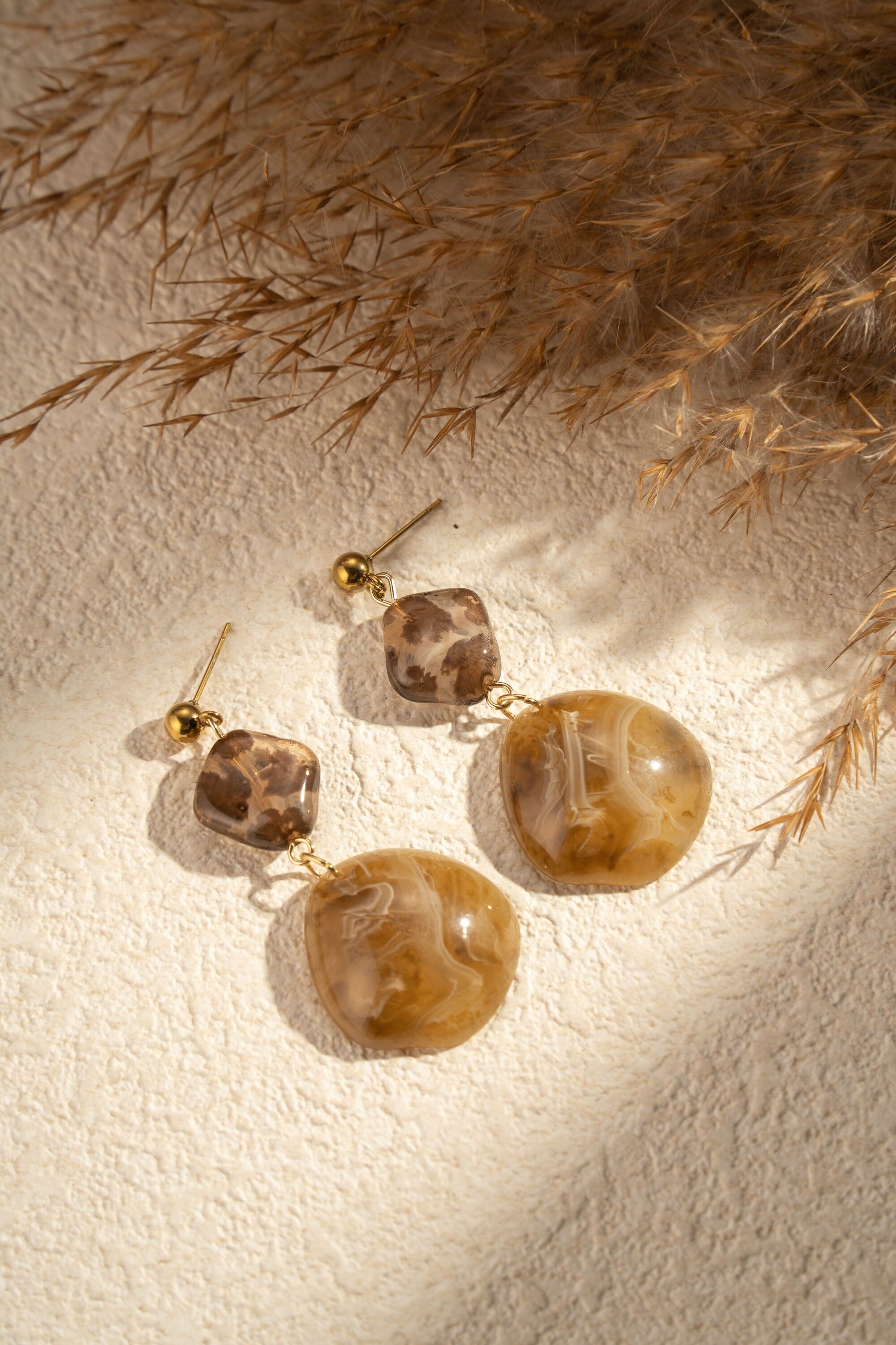 Elegante Damenohrringe aus marmoriertem Kunstharz und Stahl mit Leopardenmuster