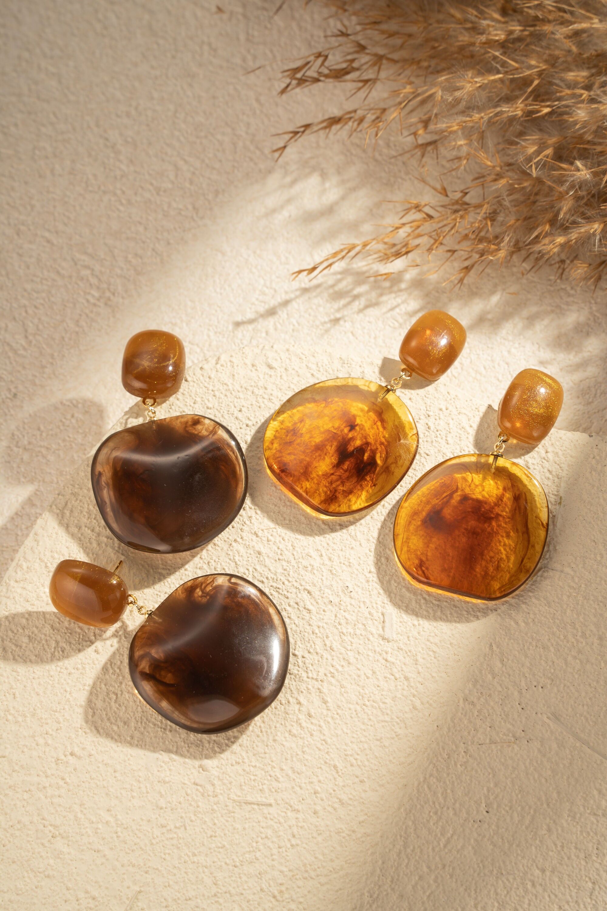 Elegante, glänzende Harzohrringe für Damen aus Bernstein und Stahl