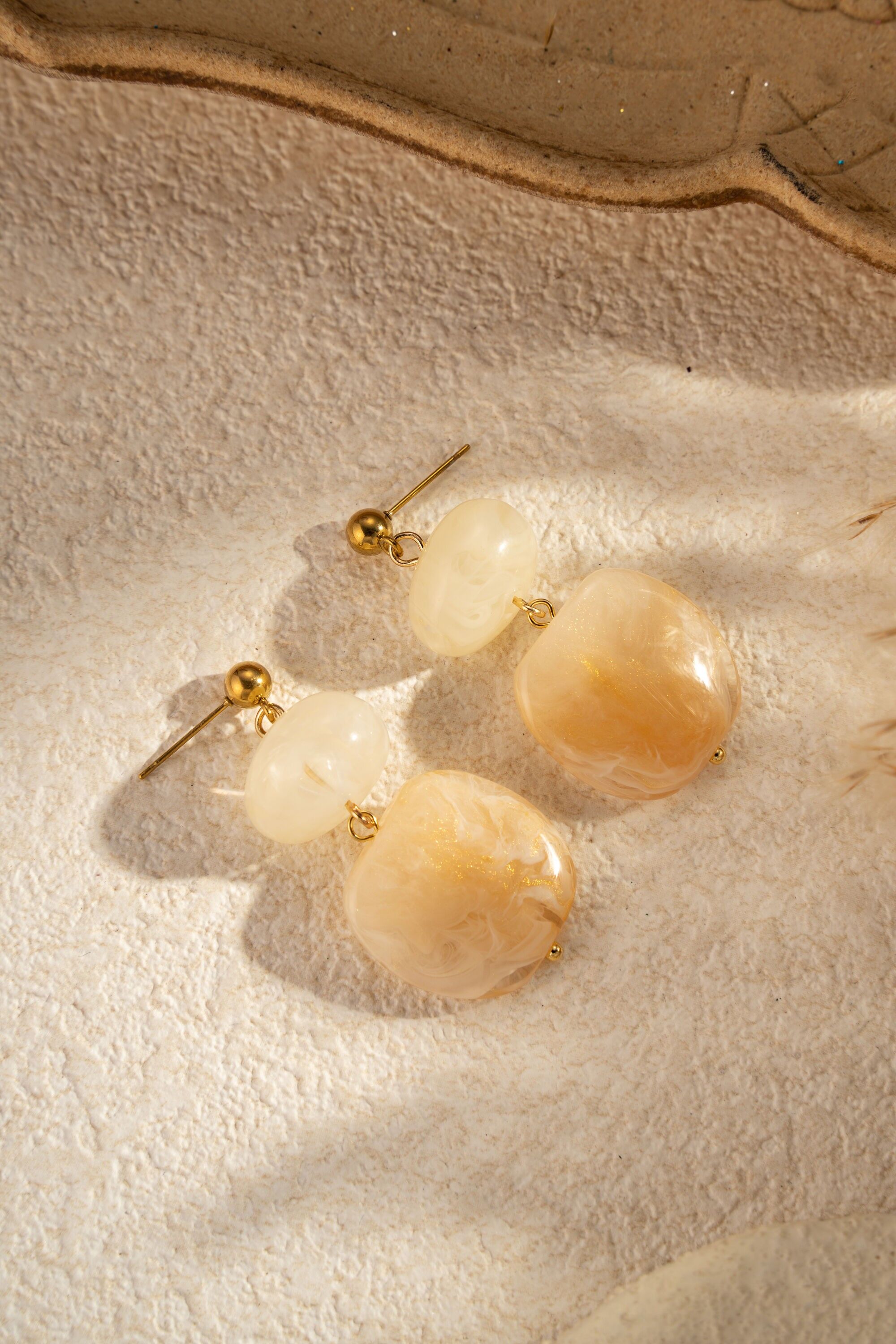 Glänzende Ohrringe aus bernsteinfarbenem Harz für stilbewusste Frauen, Stahl