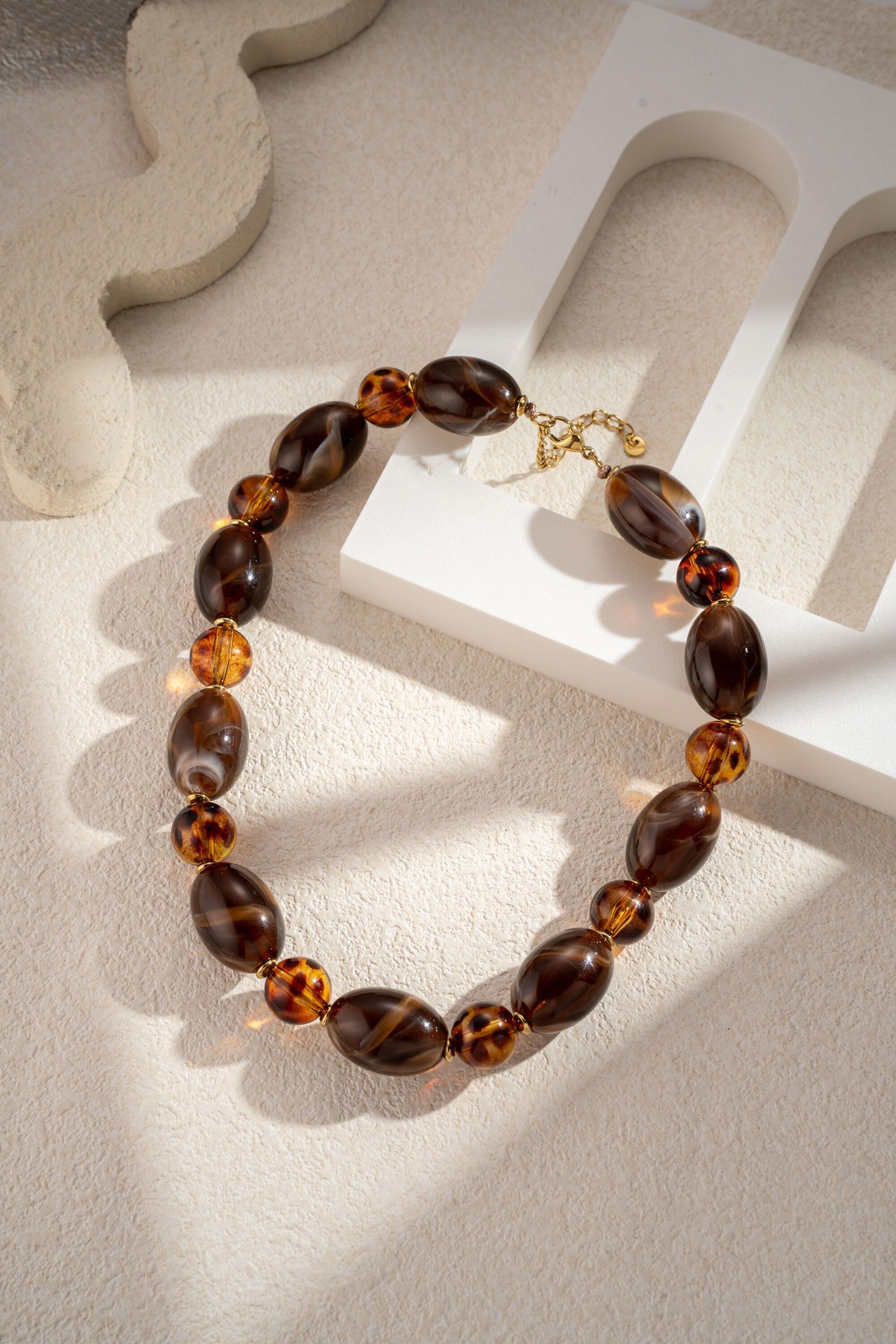 Elegante Halskette mit Leoparden- und Schokoladenharzperlen und Edelstahl