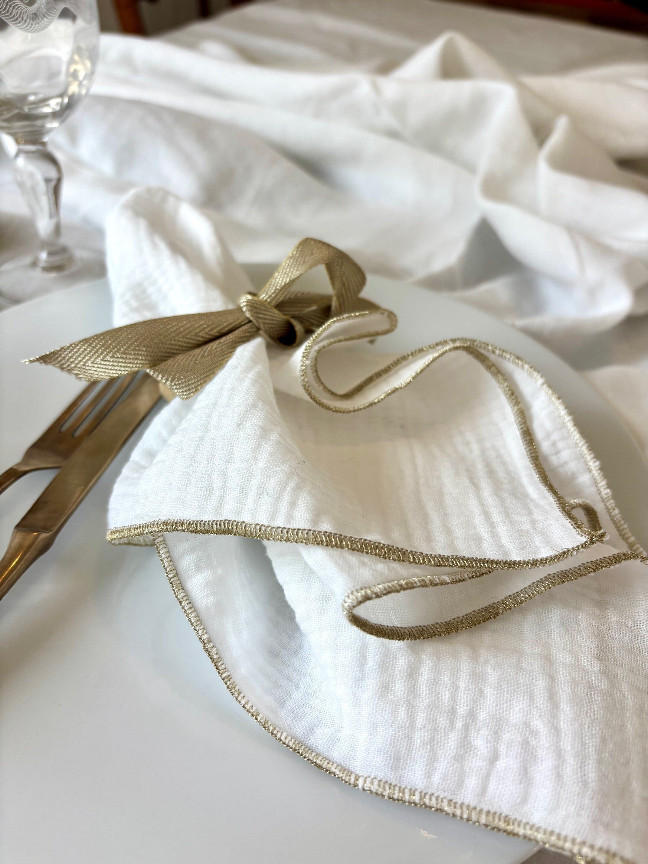 Set of 4 Cotton Gauze Napkins – White and Gold – 40x40cm