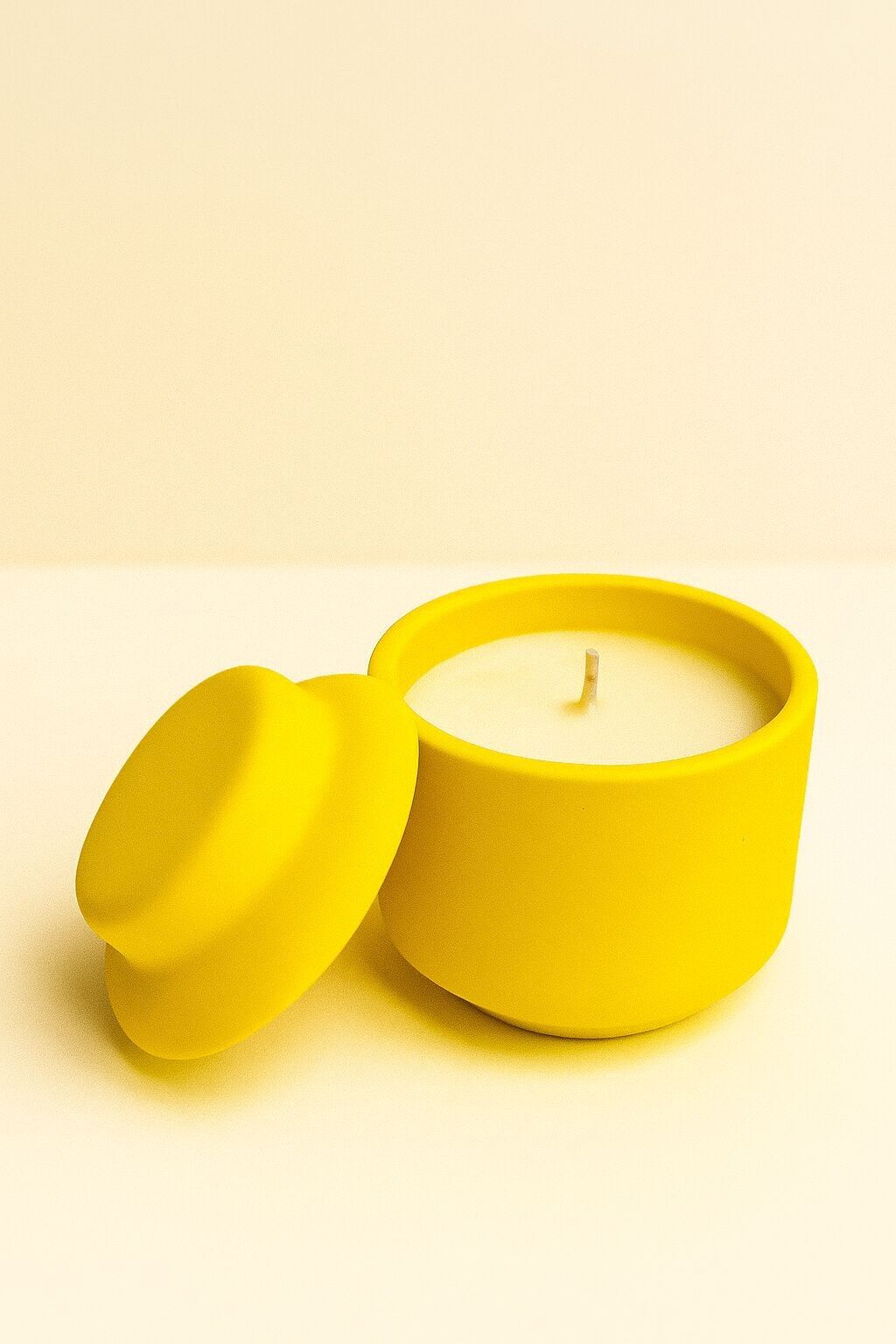 Bougie artisanale en cire de soja naturelle et récipient en jesmonite – Parfum caramel au beurre