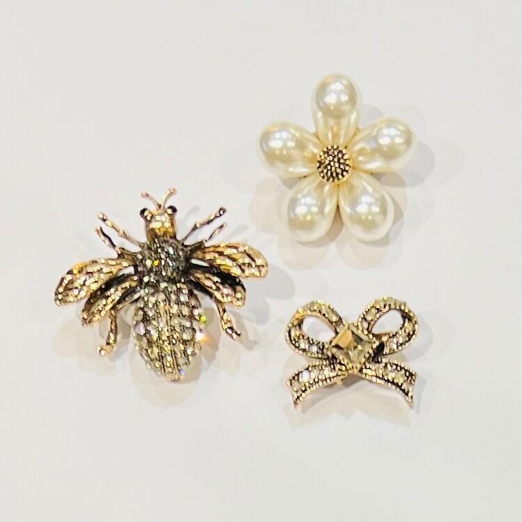 Set di 3 spille in oro: ape, fiore e fiocco