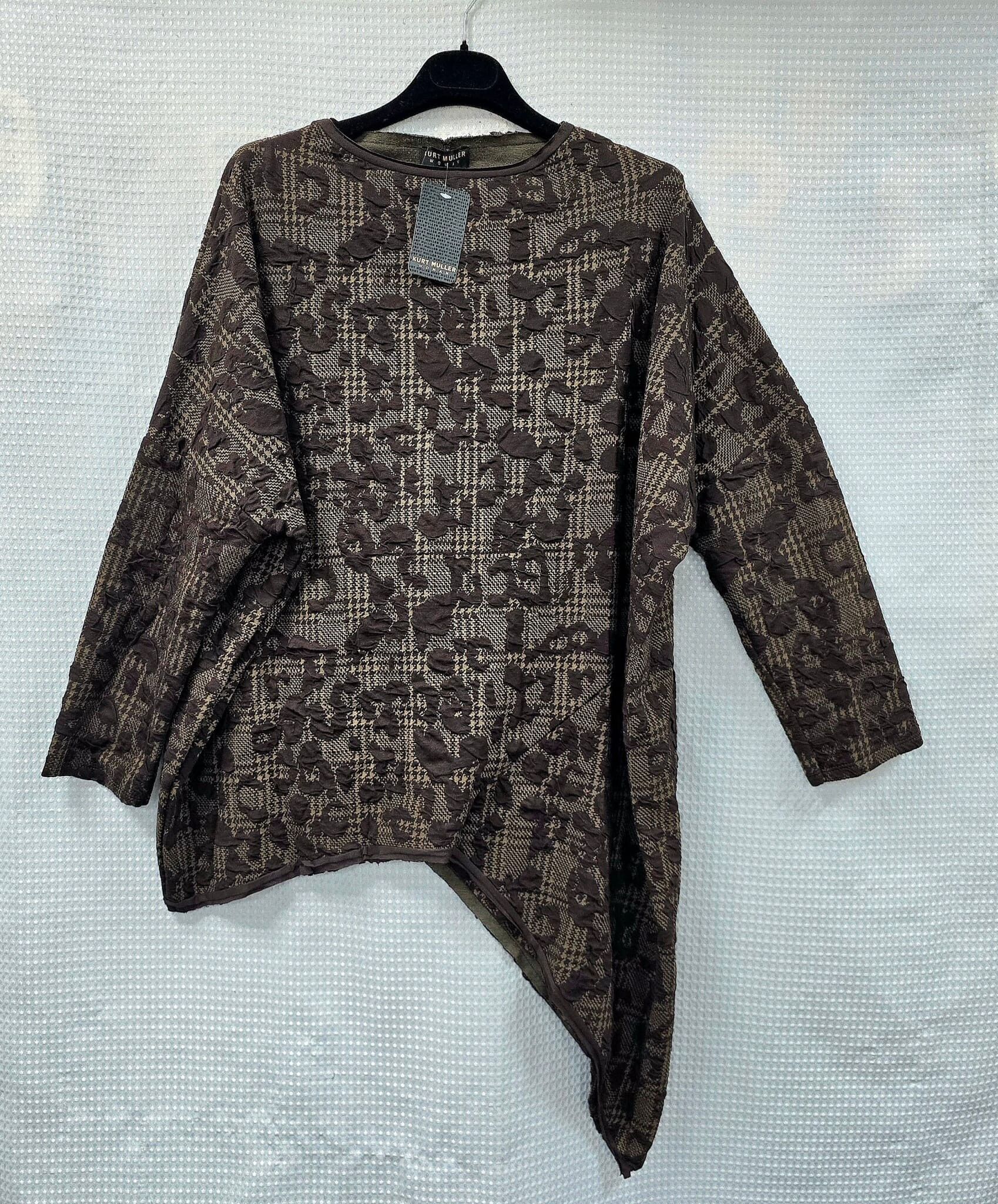 Top testurizzato con orlo in pizzo asimmetrico