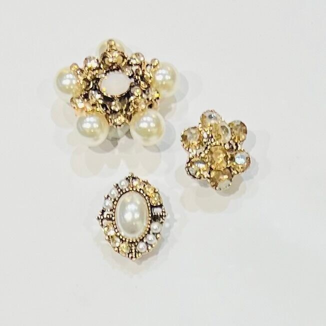 Set di tre spille vintage con perle e strass