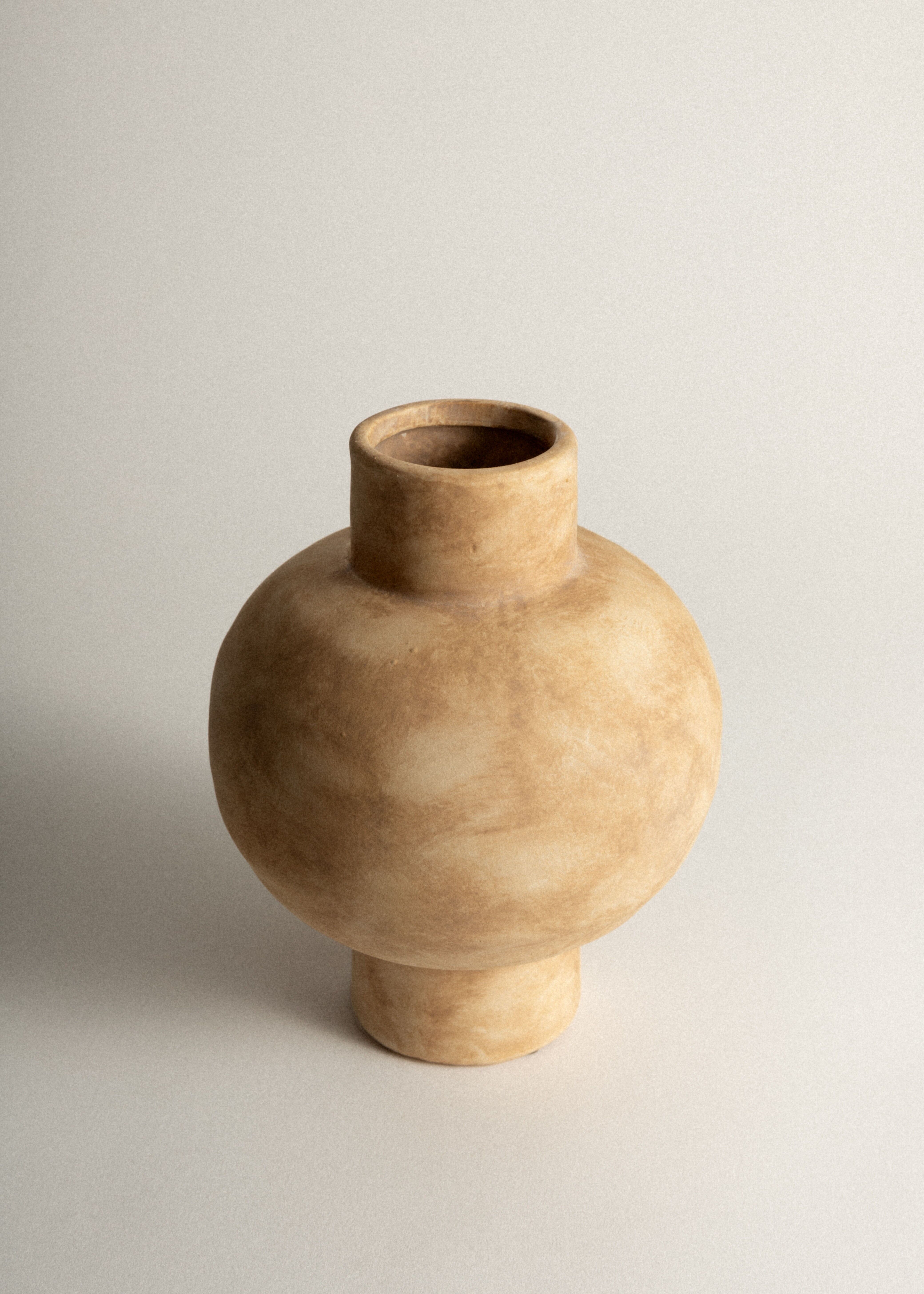 Jarrón de cerámica pintado a mano NOMA - Beige arena (19 cm de alto)