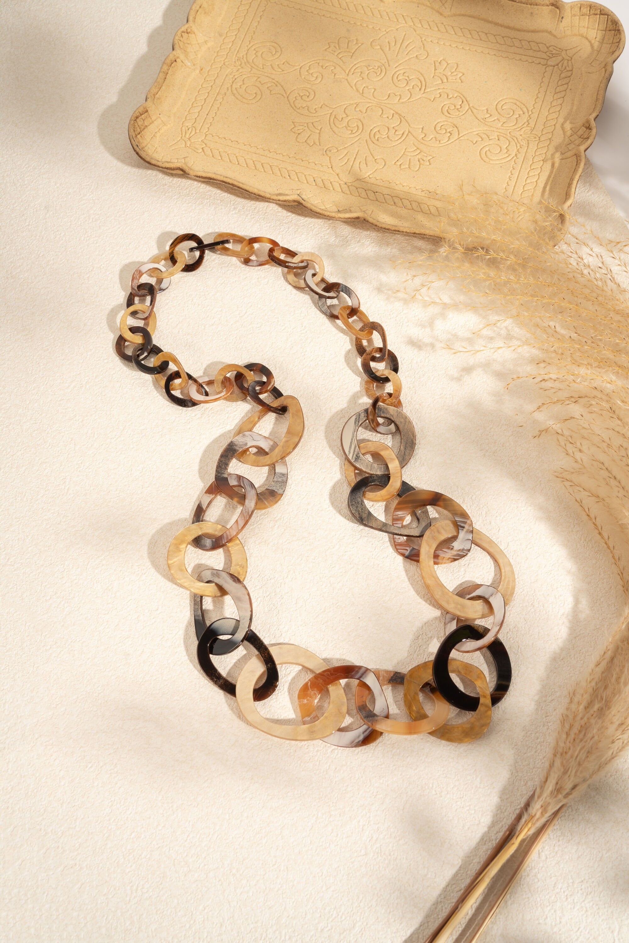 Lange braune Gliederkette aus Kunstharz, Vintage-Chic-Stil