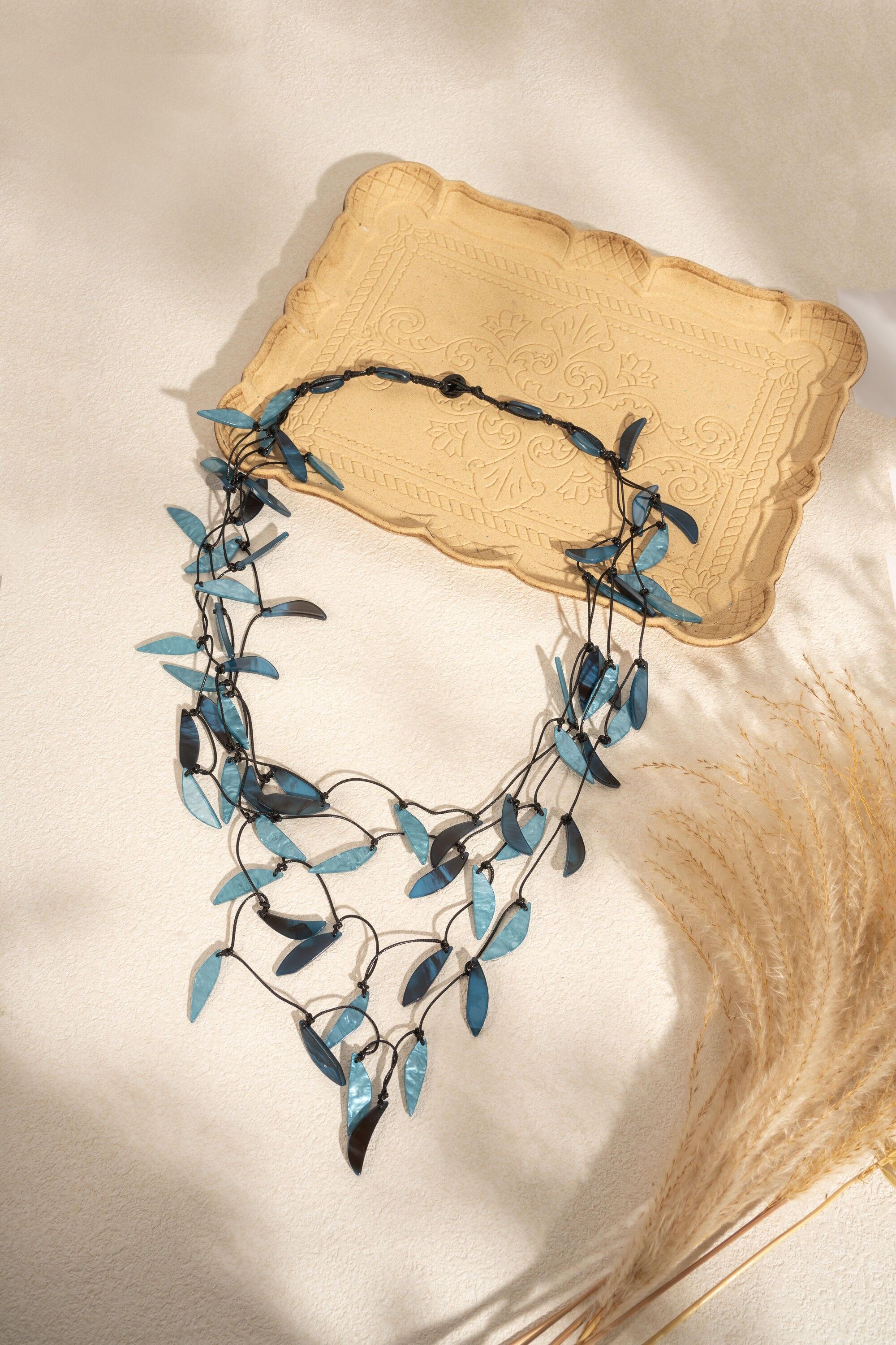 Mehrreihige Harzblatt-Halskette im Bohemian-Chic-Stil
