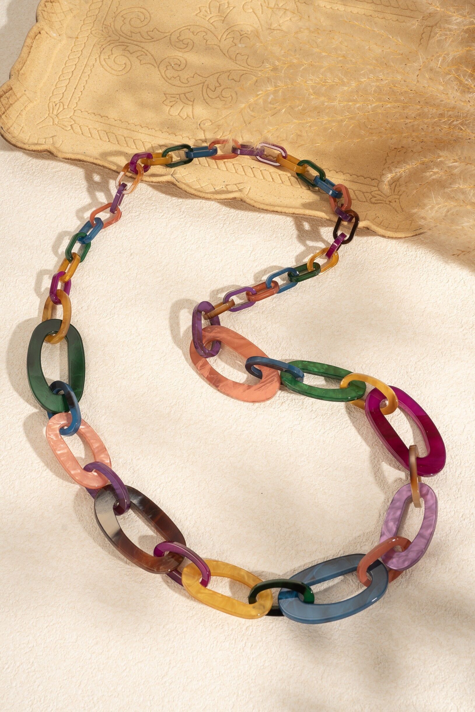 Collana in resina bohémien chic con maglie lunghe sfumate