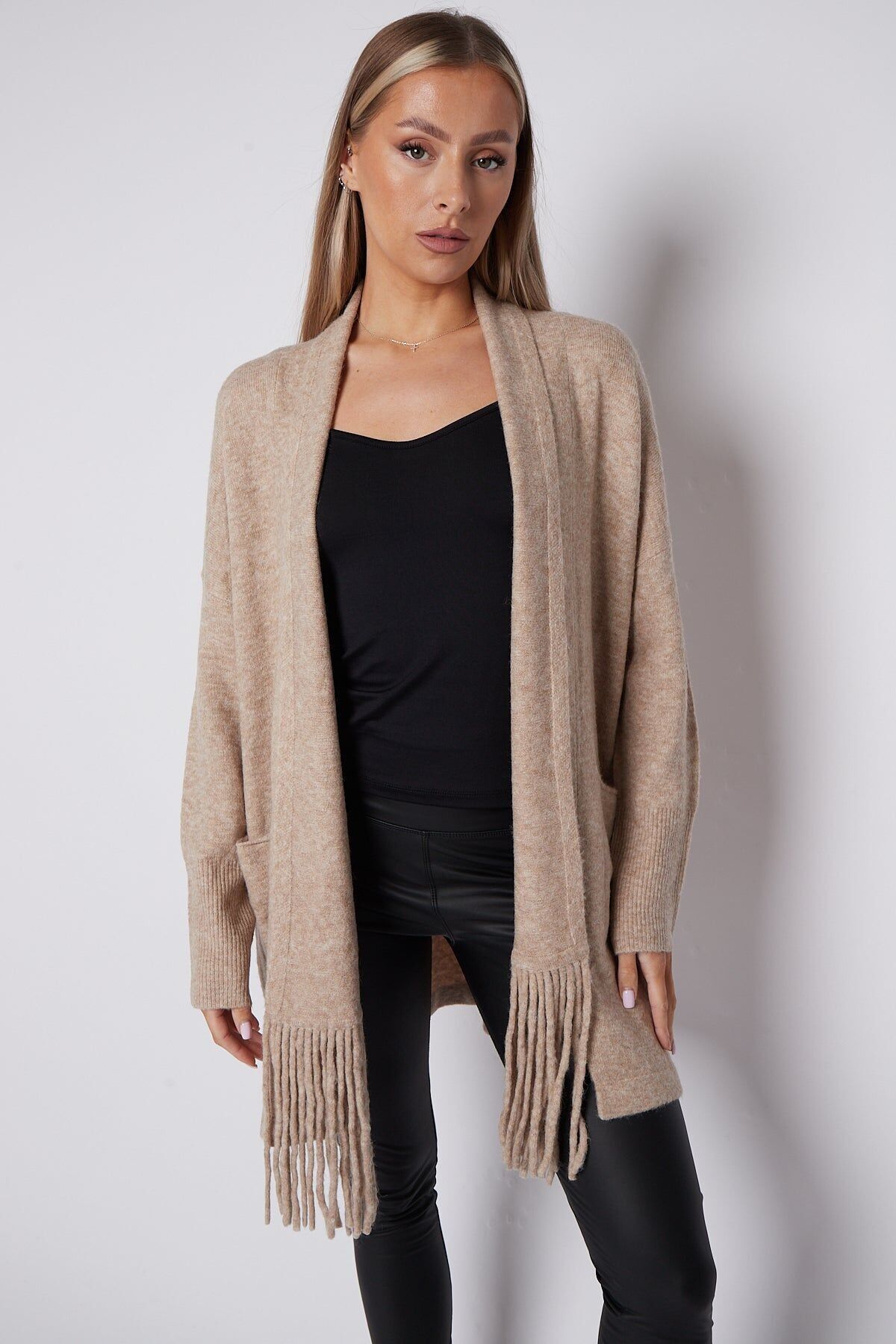 Cardigan beige con frange e nappe