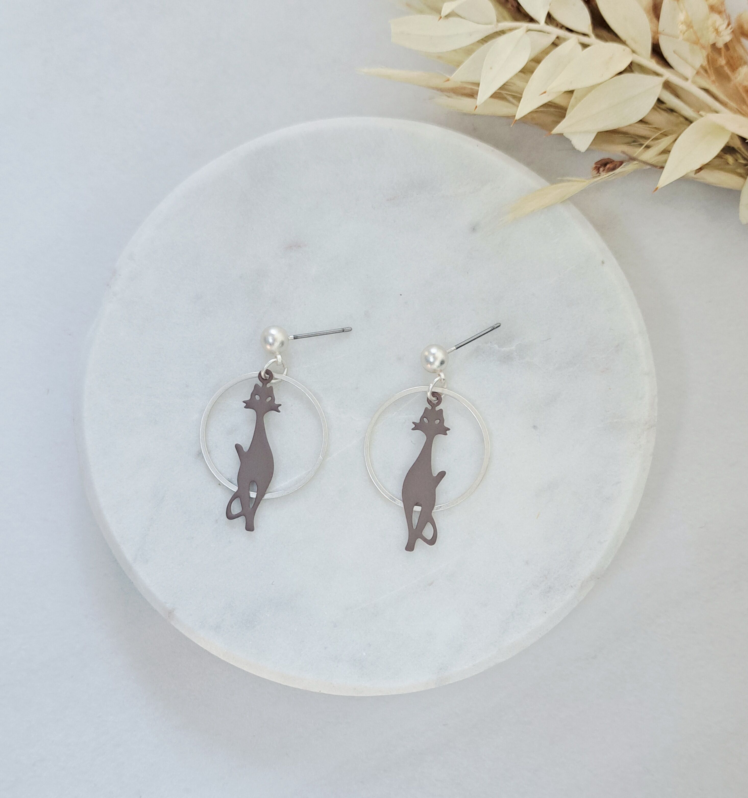 orecchini - Palla per gatti con sagoma di gatto - rovere/argento opaco