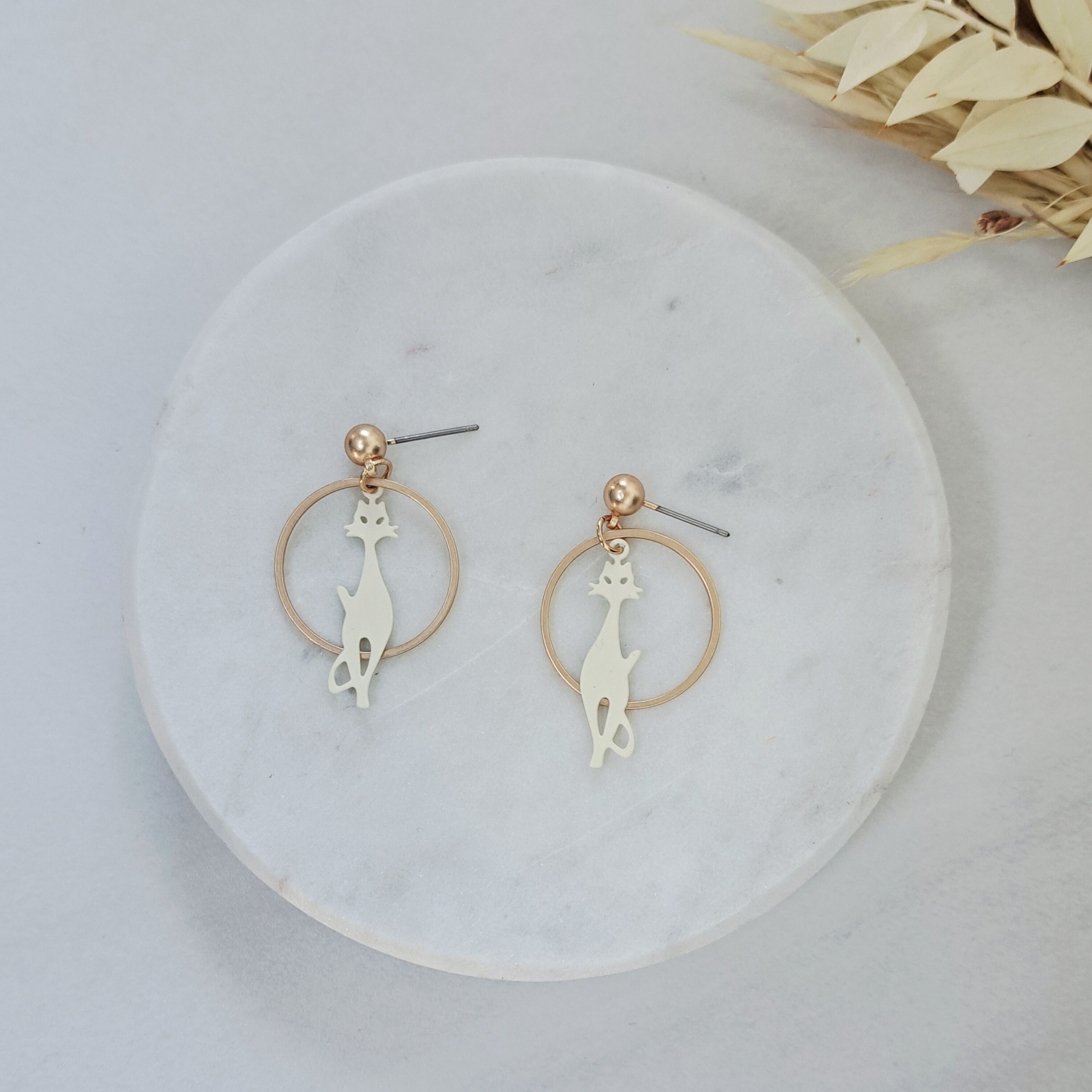 Ohrringe - Katze - Kugel mit Katzensilhouette - Elfenbein/Mattgold