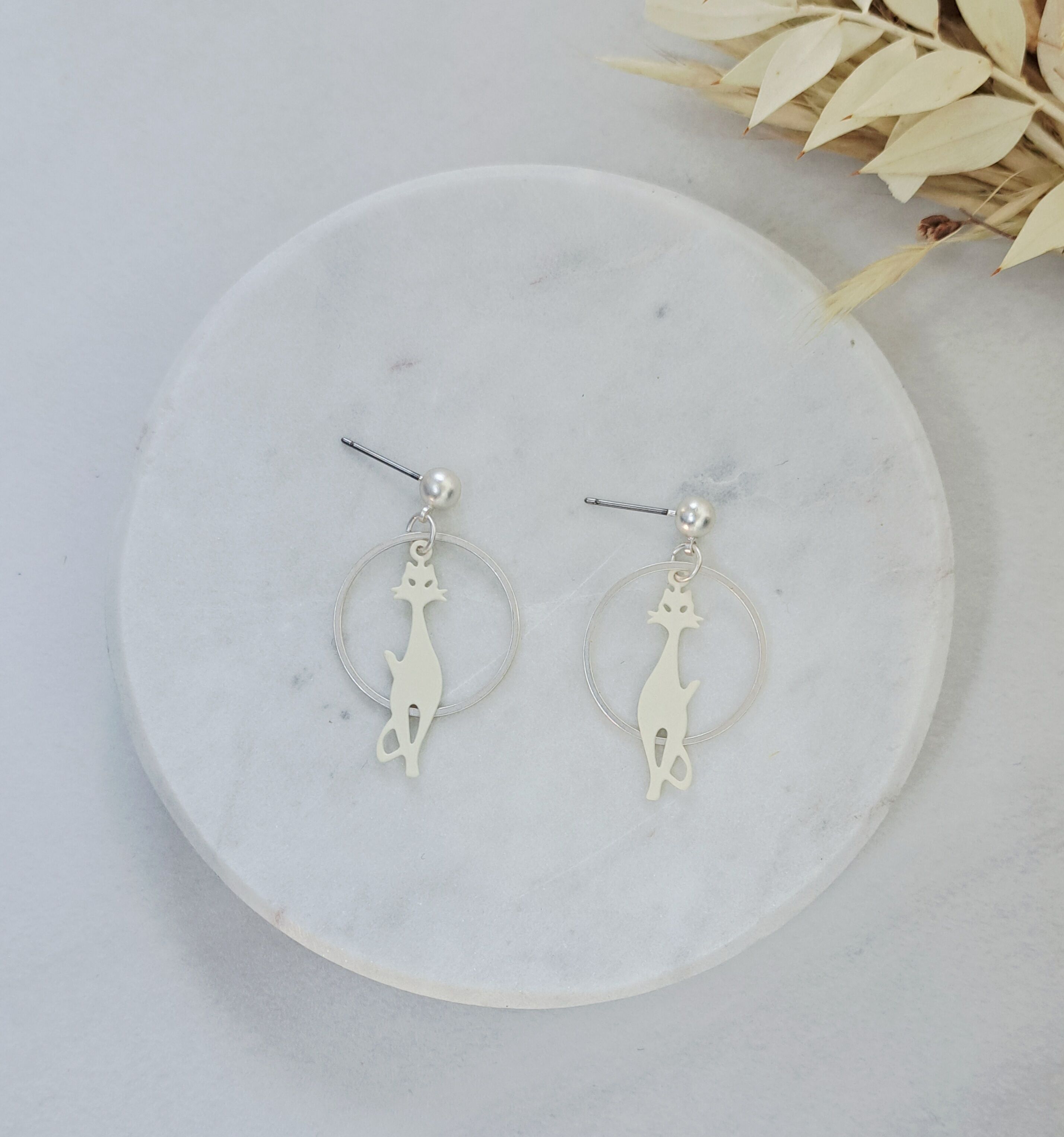 Orecchini - Palla per gatti con sagoma di gatto - avorio/argento opaco