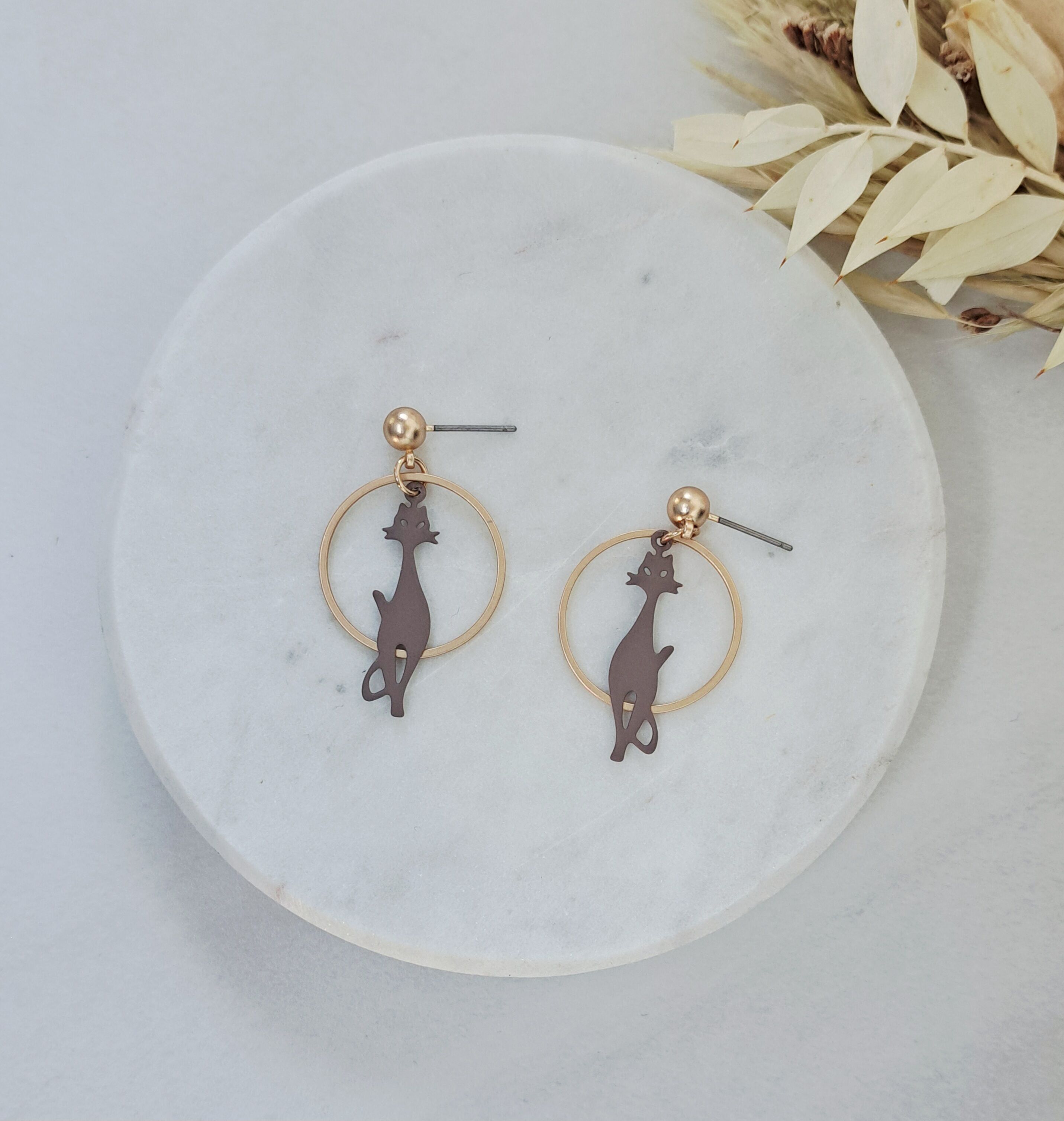 Orecchini - Palla per gatti con sagoma di gatto - rovere/oro opaco