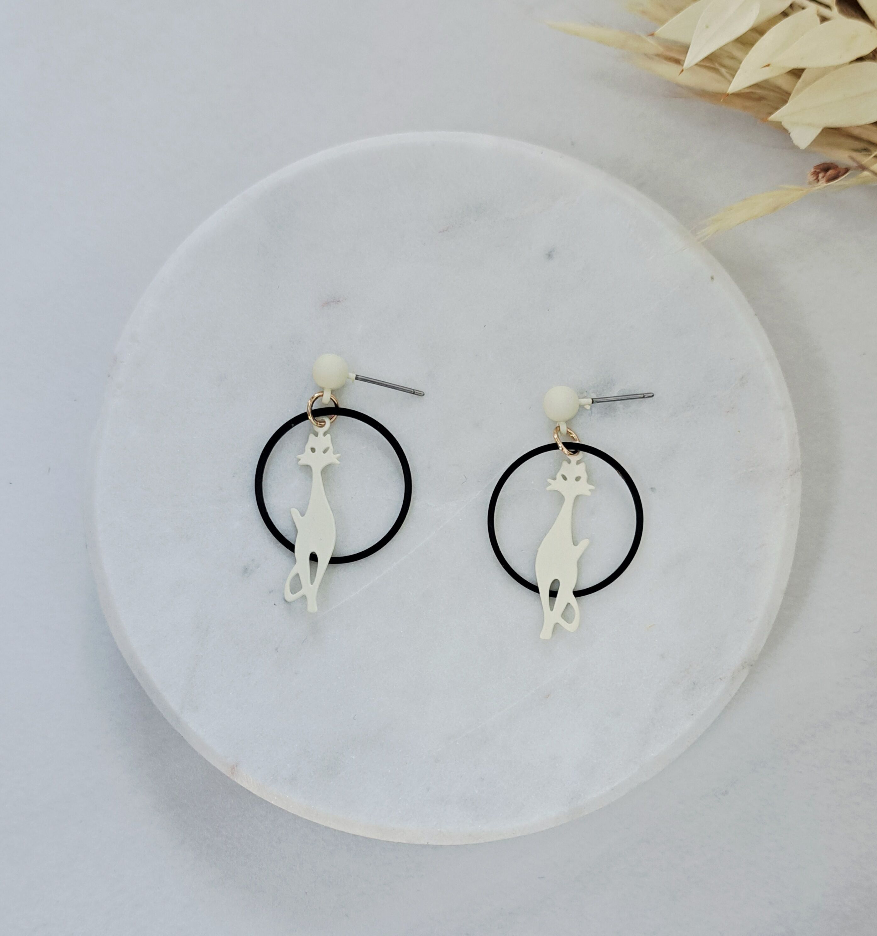 Orecchini - Palla di gatto con sagoma di gatto - nero/avorio