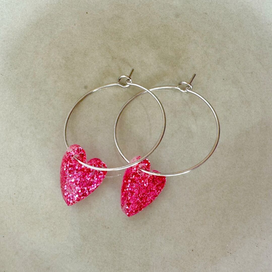 Festliche Ohrringe mit Leuchtanhängern | Herzen – Magenta