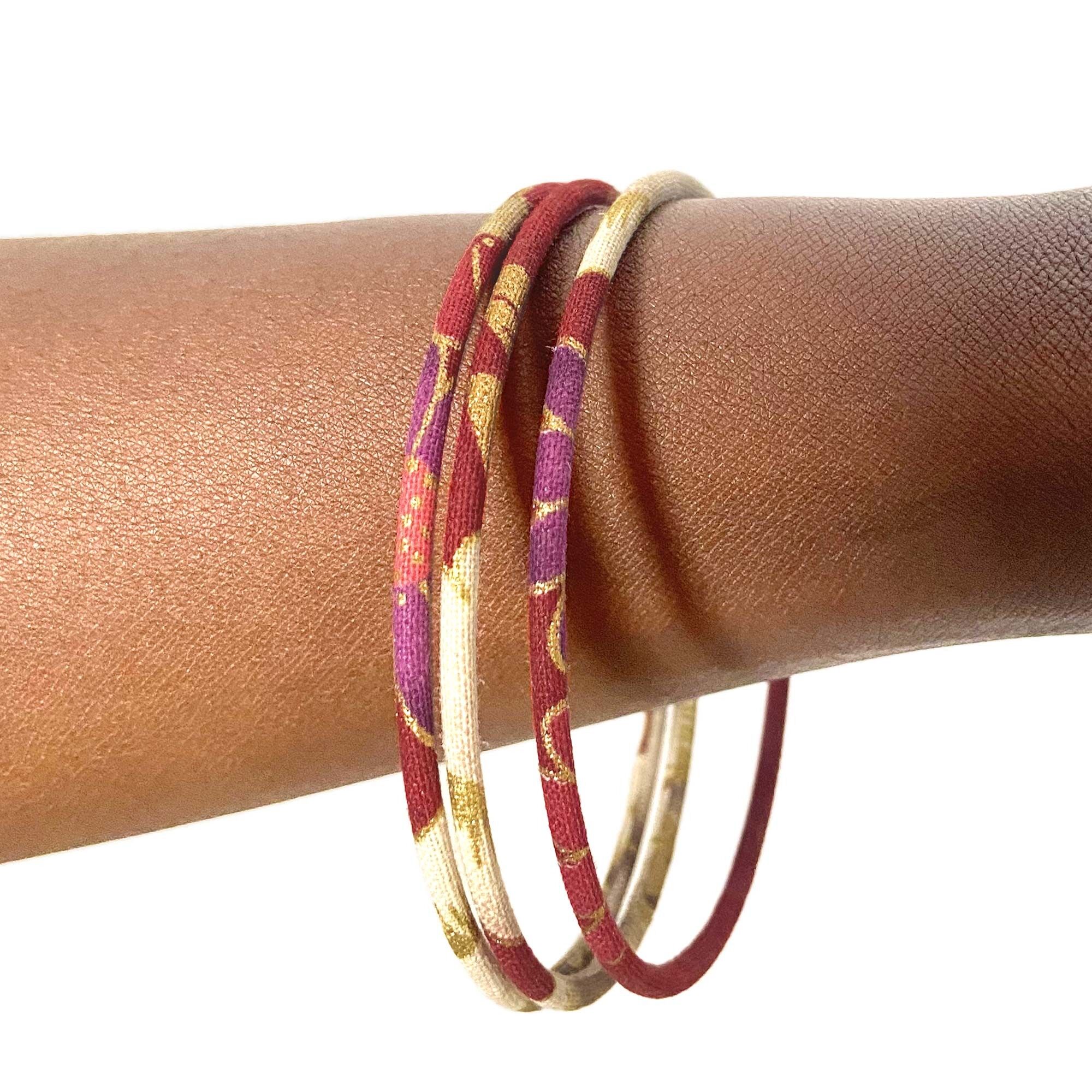 Feiner japanischer Armreif Kiku aus rotem Burgundergold