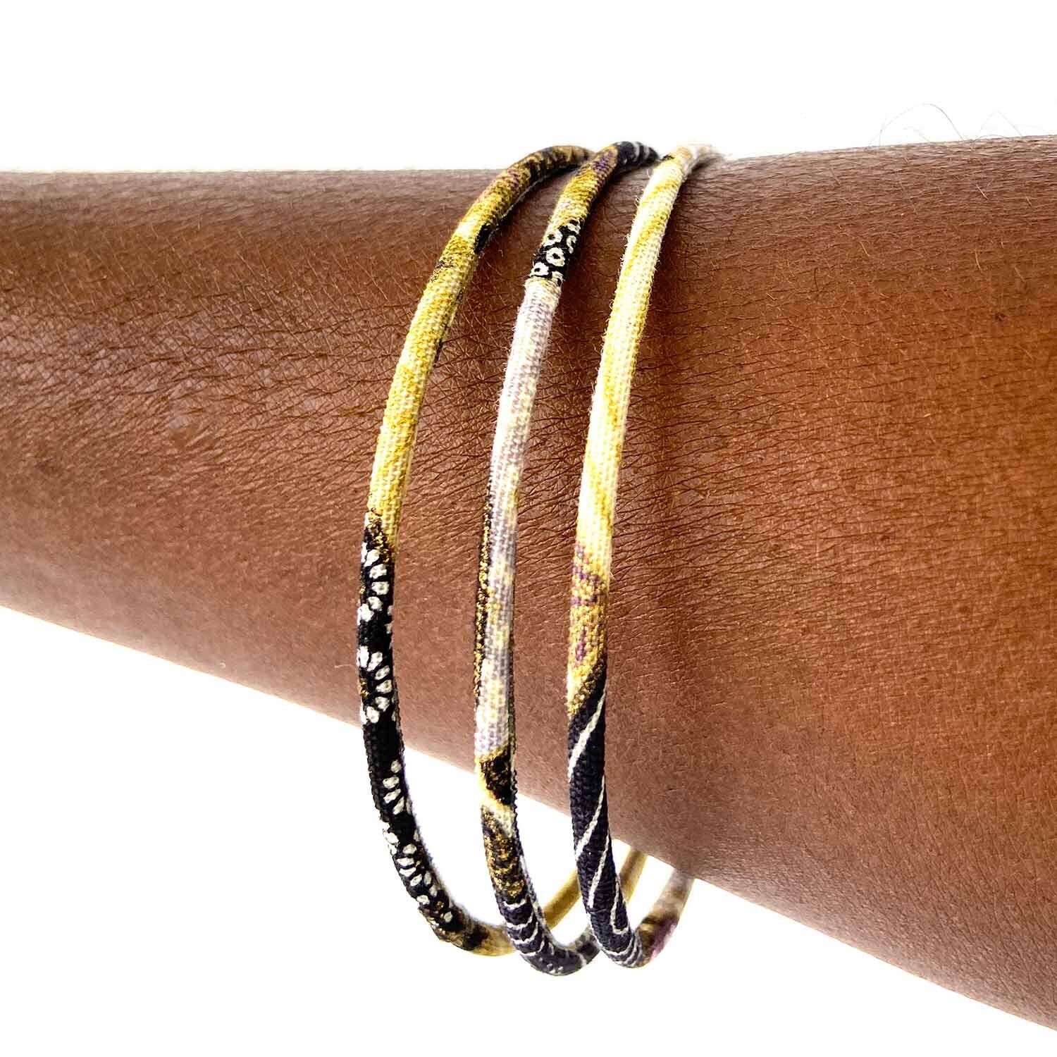 Feiner japanischer Nami-Armreif in Schwarz, Ecru und Gold