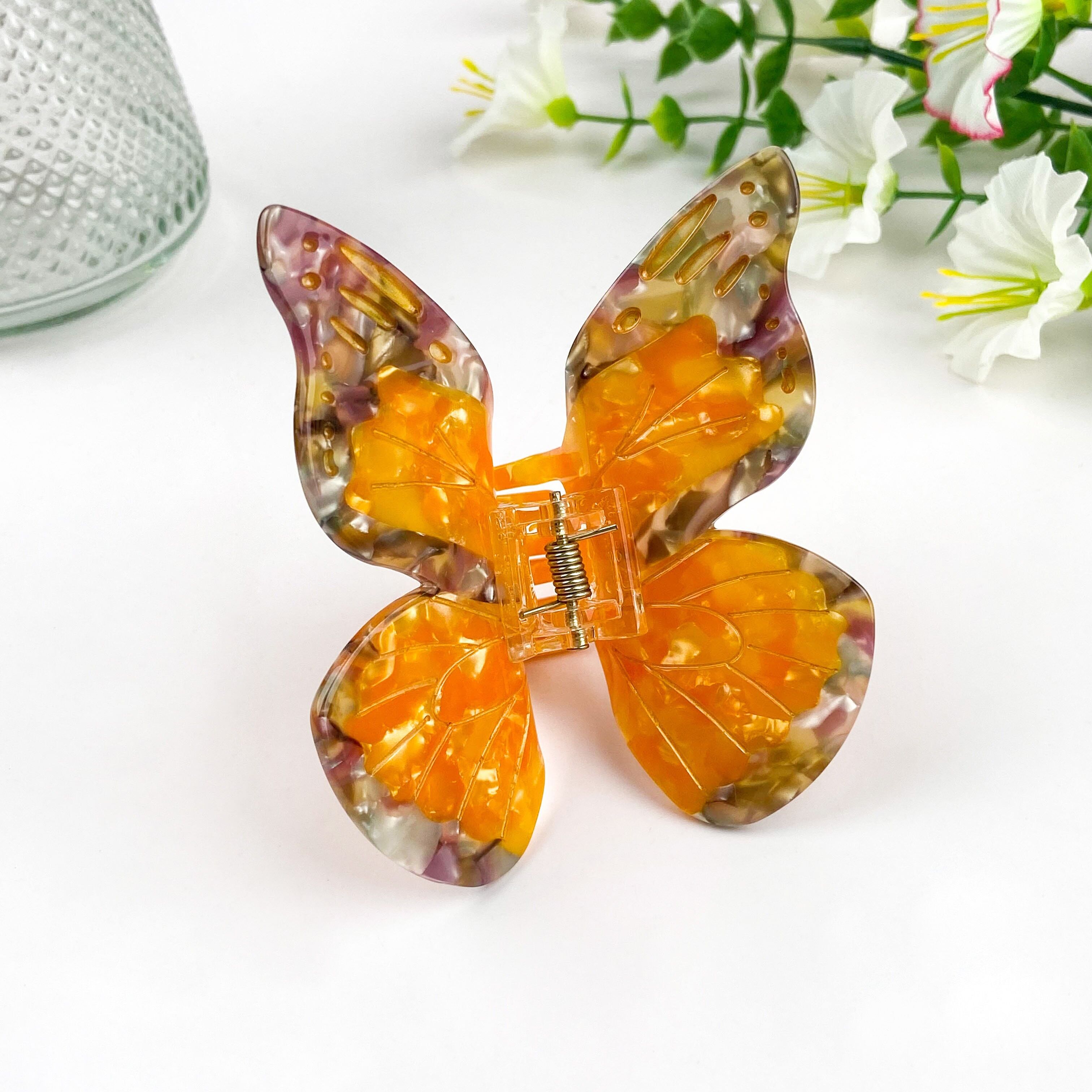 Haarspange mit orangefarbenem Monarchfalter