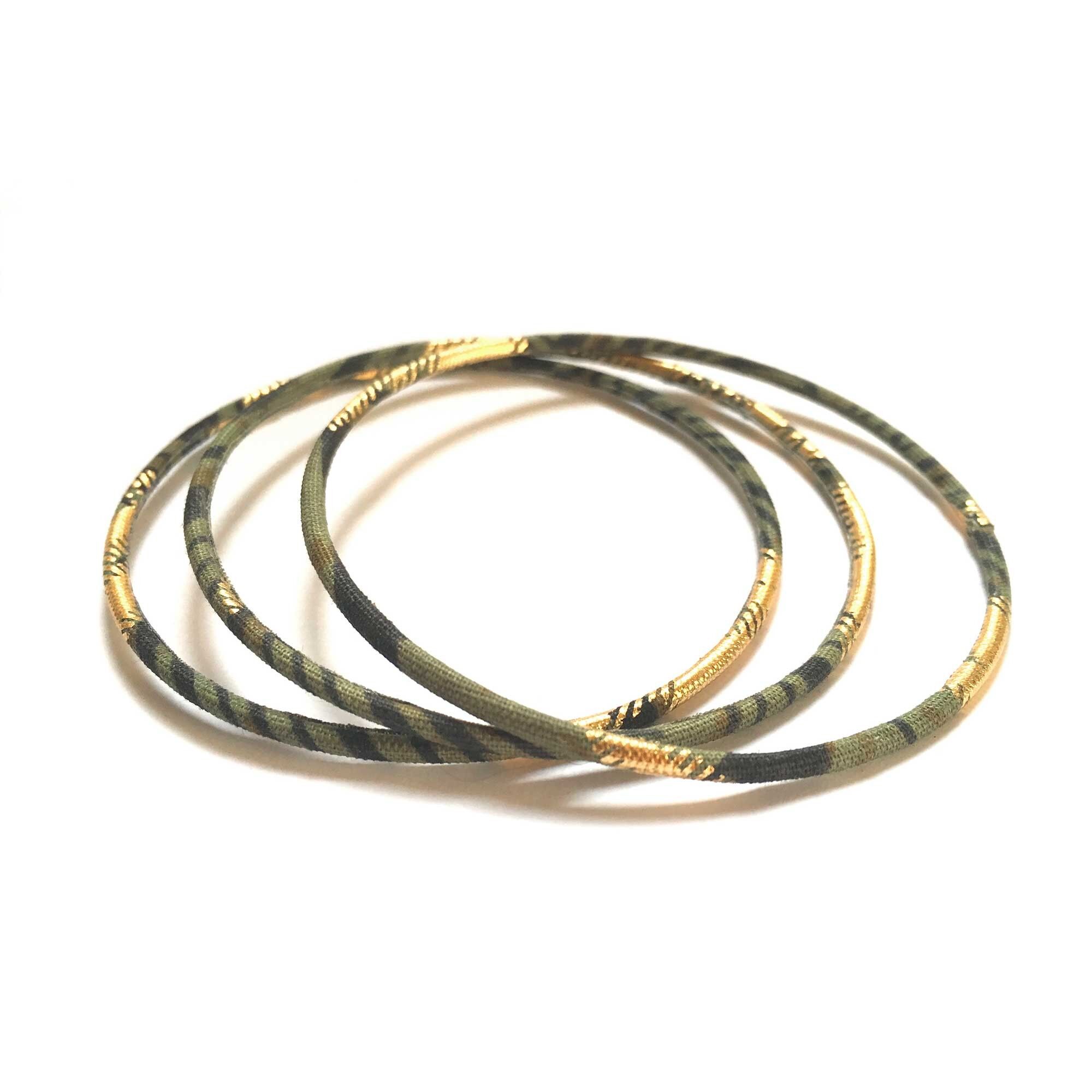 Dünne Wachsarmbänder in Khaki/Gold