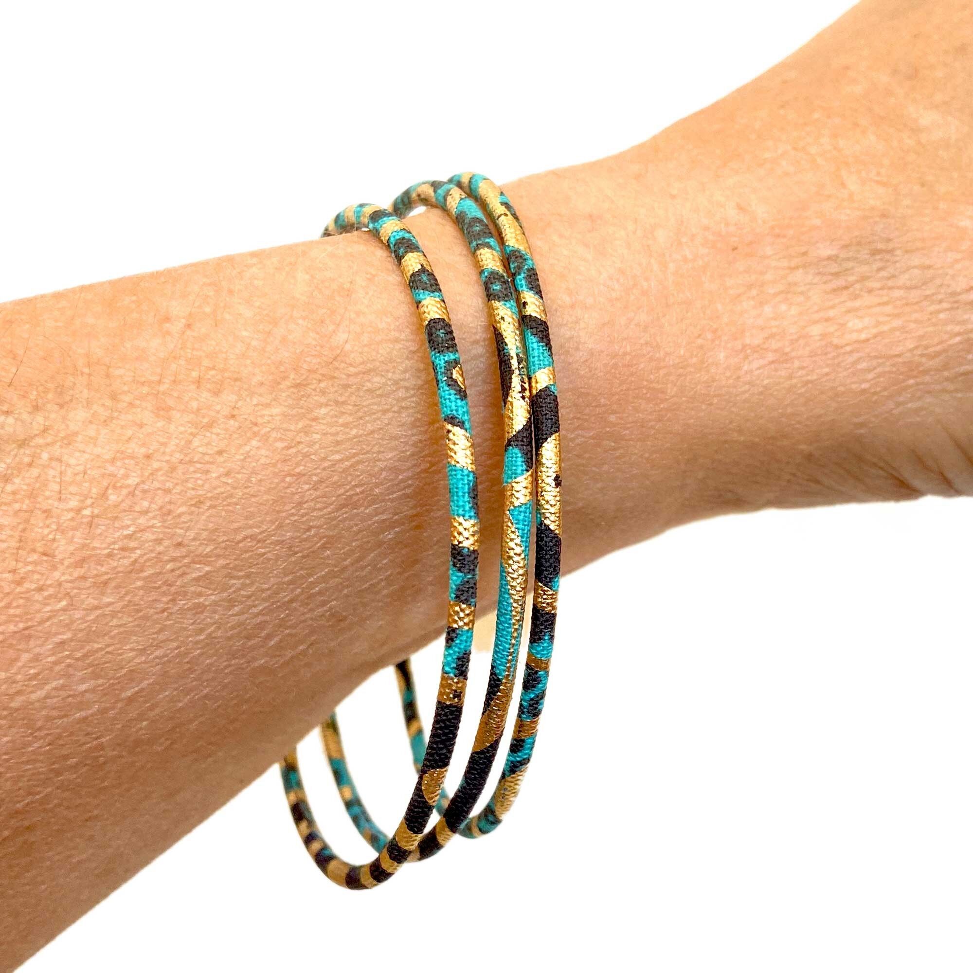 Dünne Armbänder in Türkis und Gold mit Wachsdruck – Größe S oder M