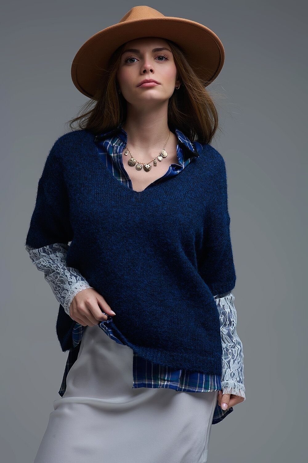 Maglione con scollo a V blu navy a contrasto con maniche in pizzo bianco a contrasto