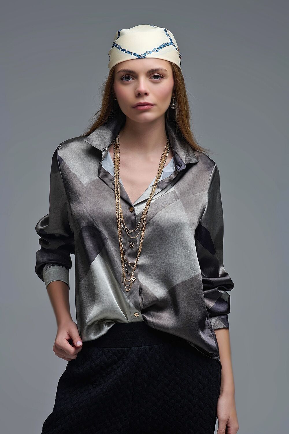 camicia in raso grigio con stampa geometrica