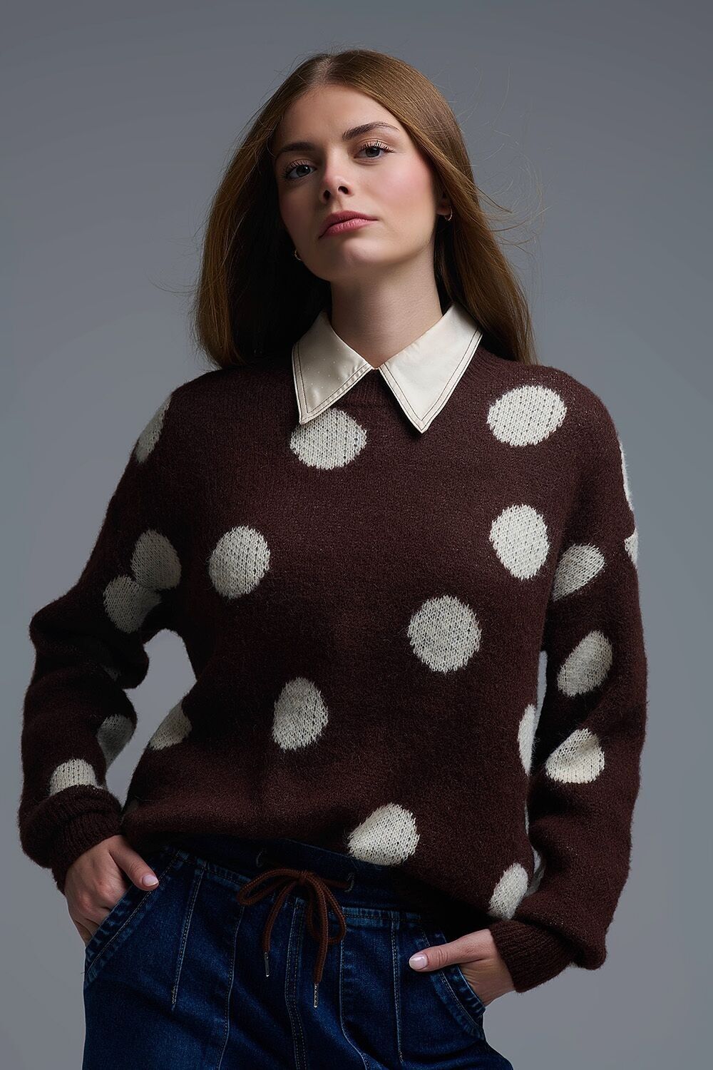 Maglione girocollo marrone con pois color crema