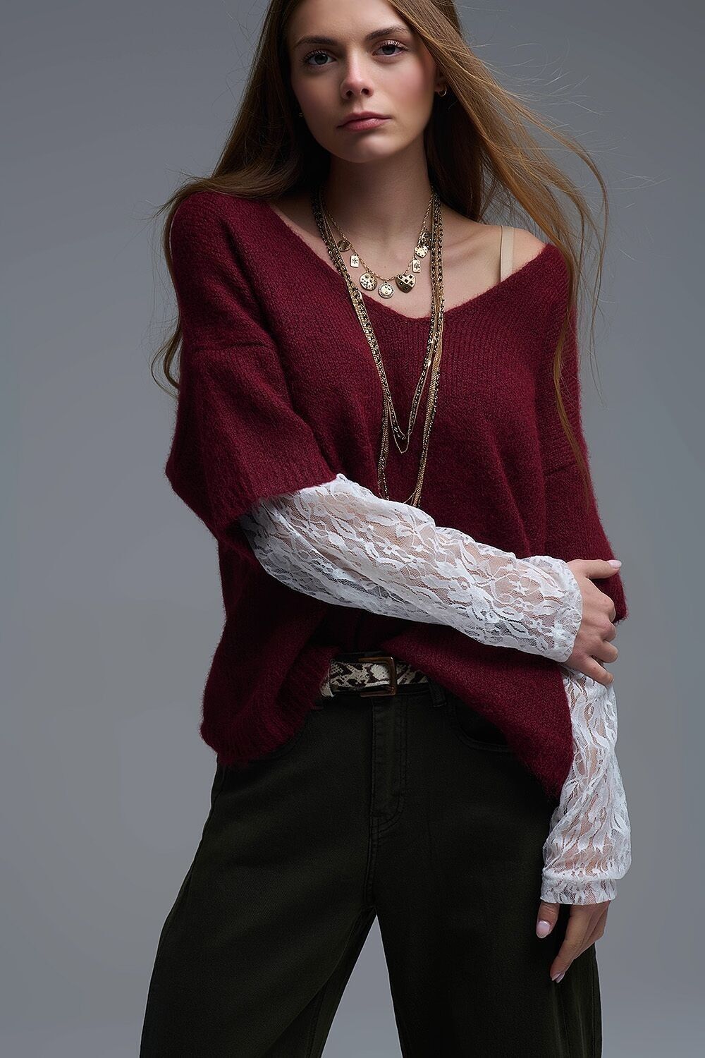 Maglione con scollo a V a contrasto color bordeaux con maniche in pizzo bianco a contrasto