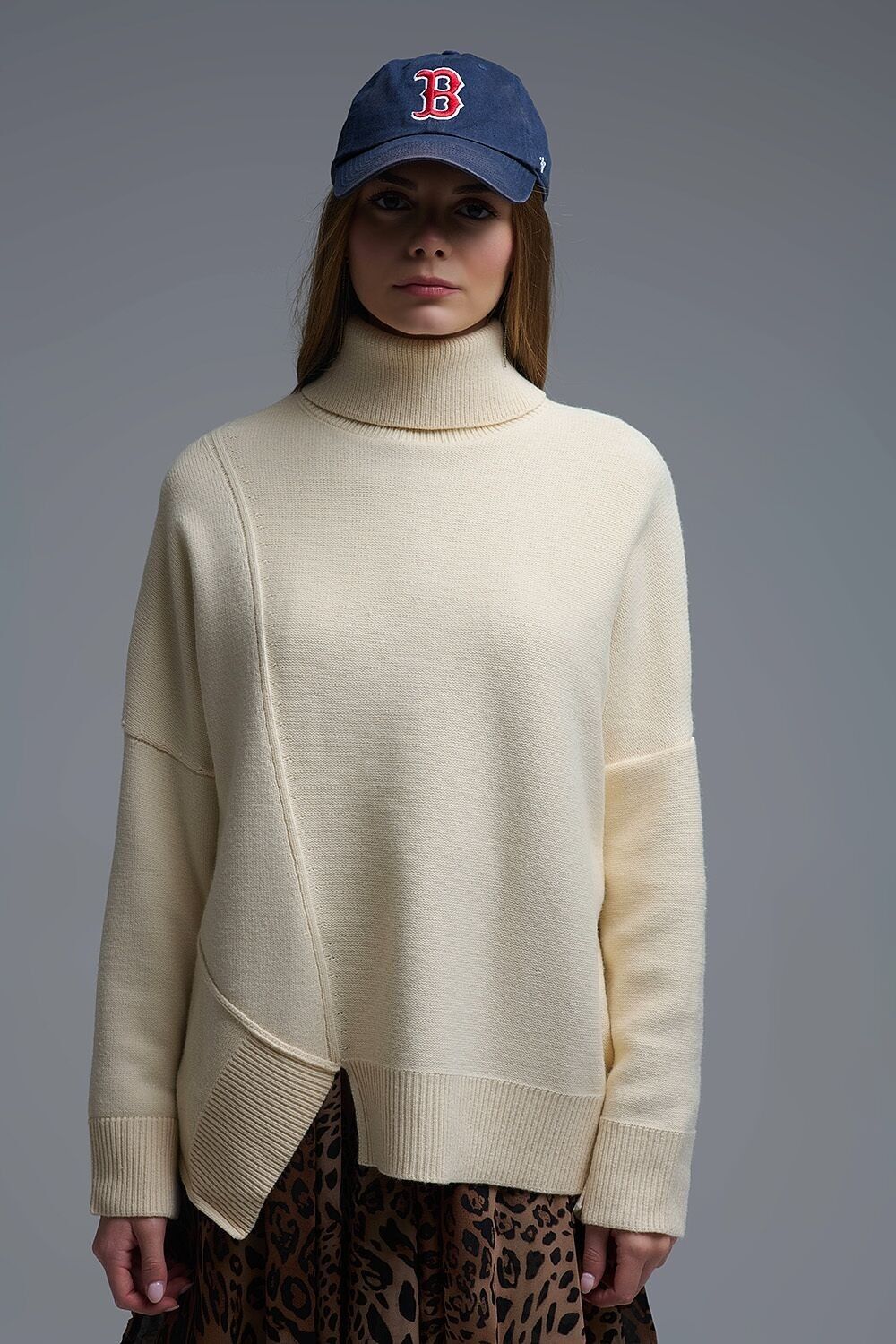 Weicher, asymmetrischer Strickpullover mit Rollkragen in Beige