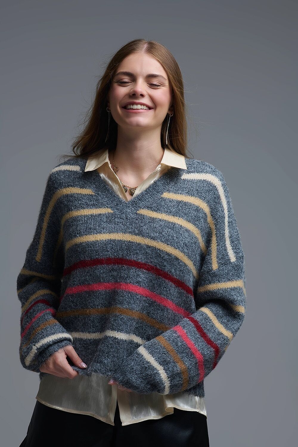 Maglione grigio oversize a righe multicolori