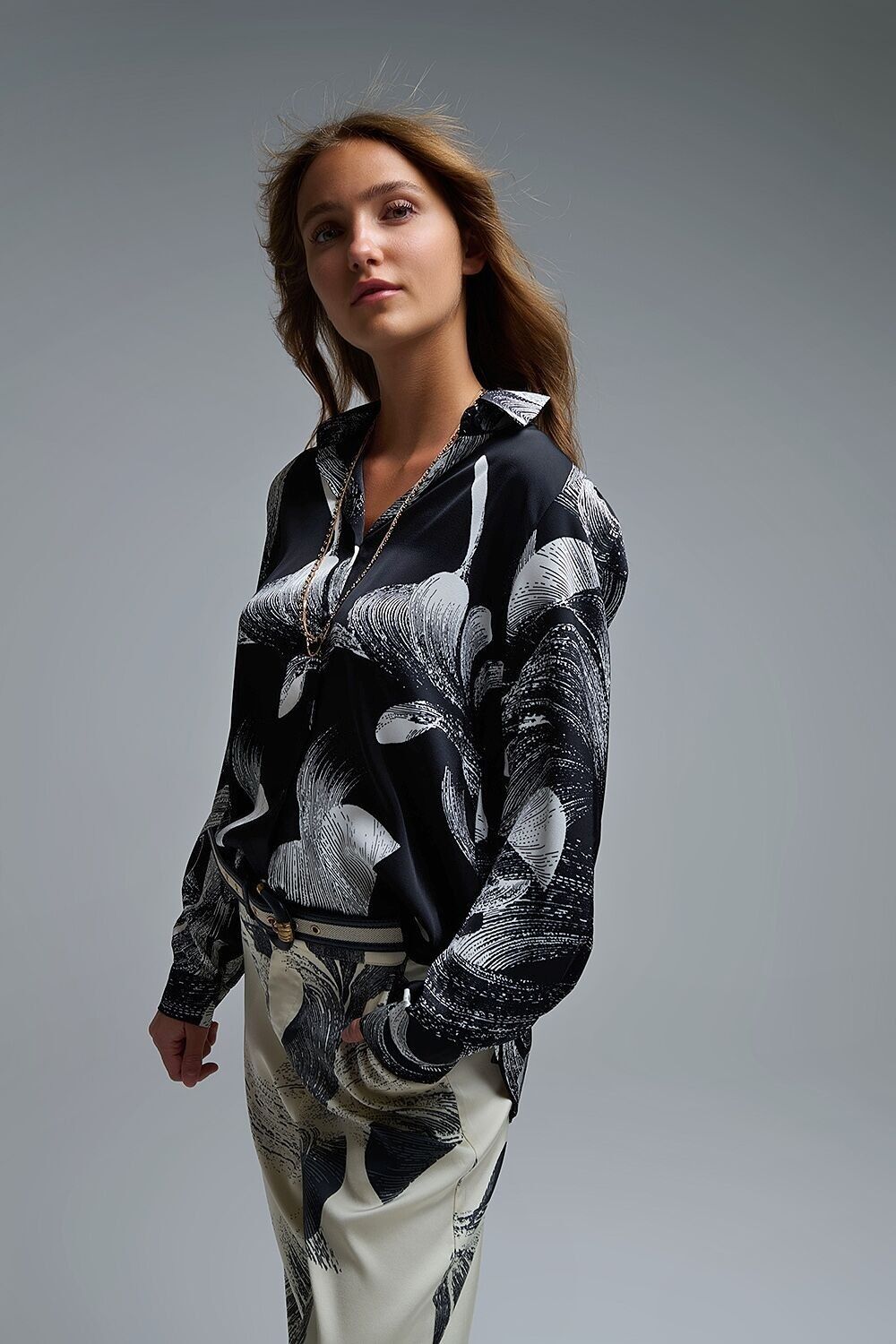 Blusa in raso nero con stampa astratta