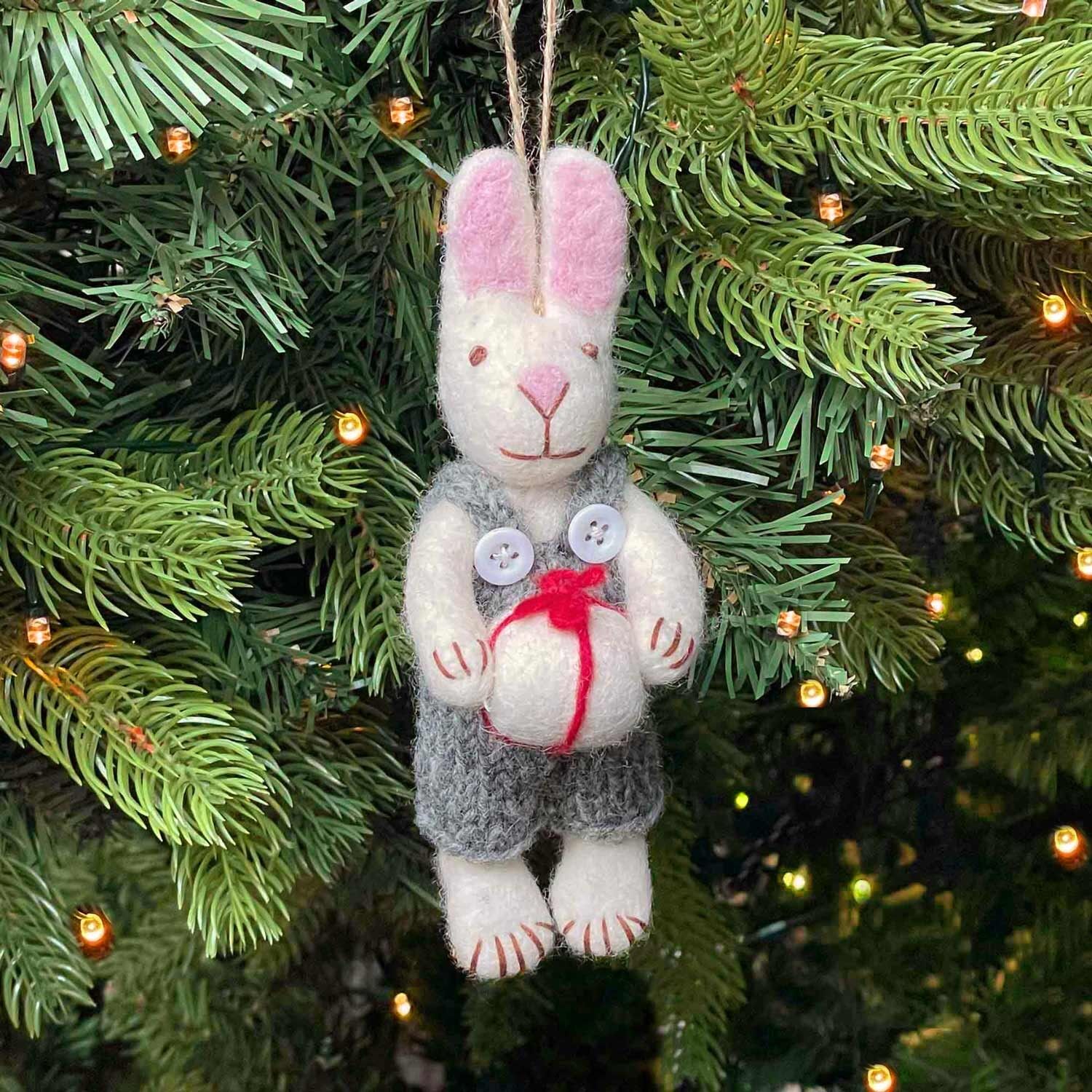 Lapin en feutrine avec cadeau, décoration à suspendre