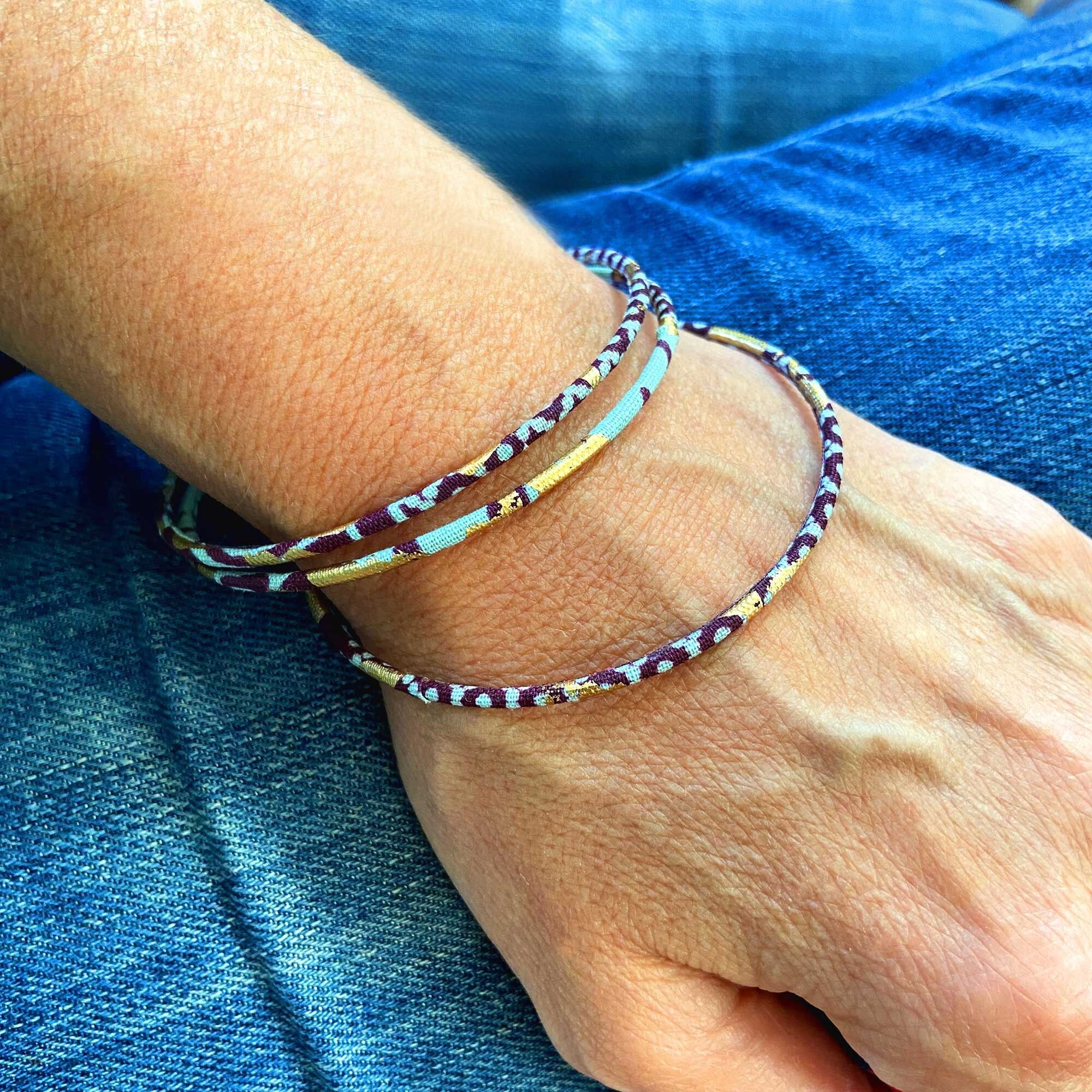 Braccialetti sottili in stampa wax celeste e bordeaux - Taglie S o M