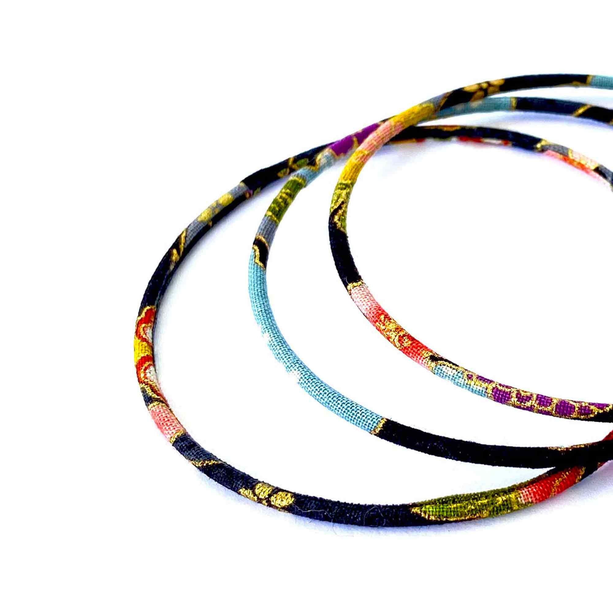 Schmaler Armreif mit japanischem Pflanzenmotiv in Schwarz und Gold – 2 Größen