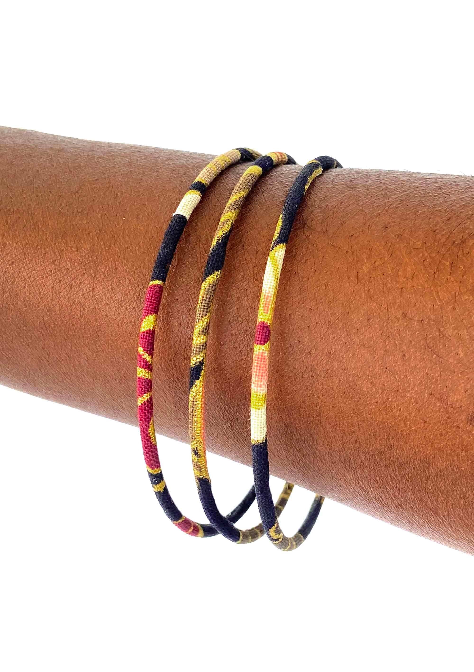 Schmaler japanischer Kiku-Armreif in Schwarz und Gold – Größen S oder M