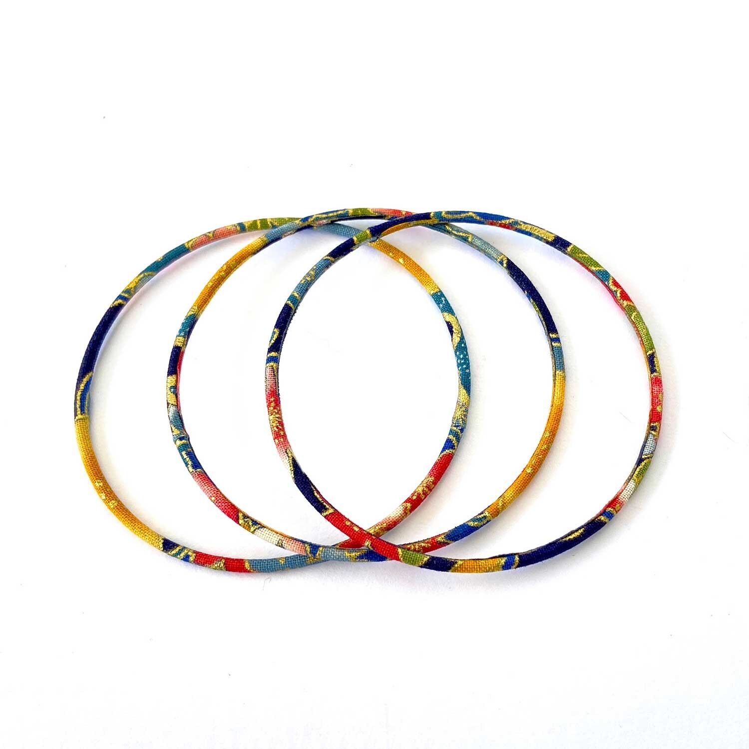 Schmaler japanischer Armreif von Yukiwa in Blau und Gold – Größe S/M