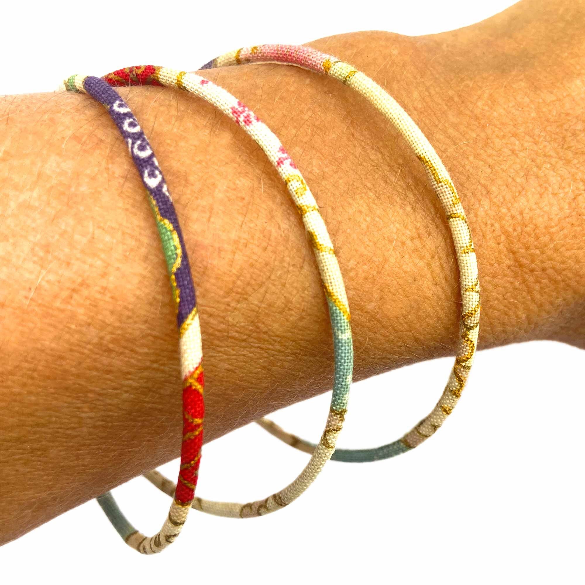 Schmaler Armreif mit japanischem Botan-Motiv in Ecru – Größen S/M